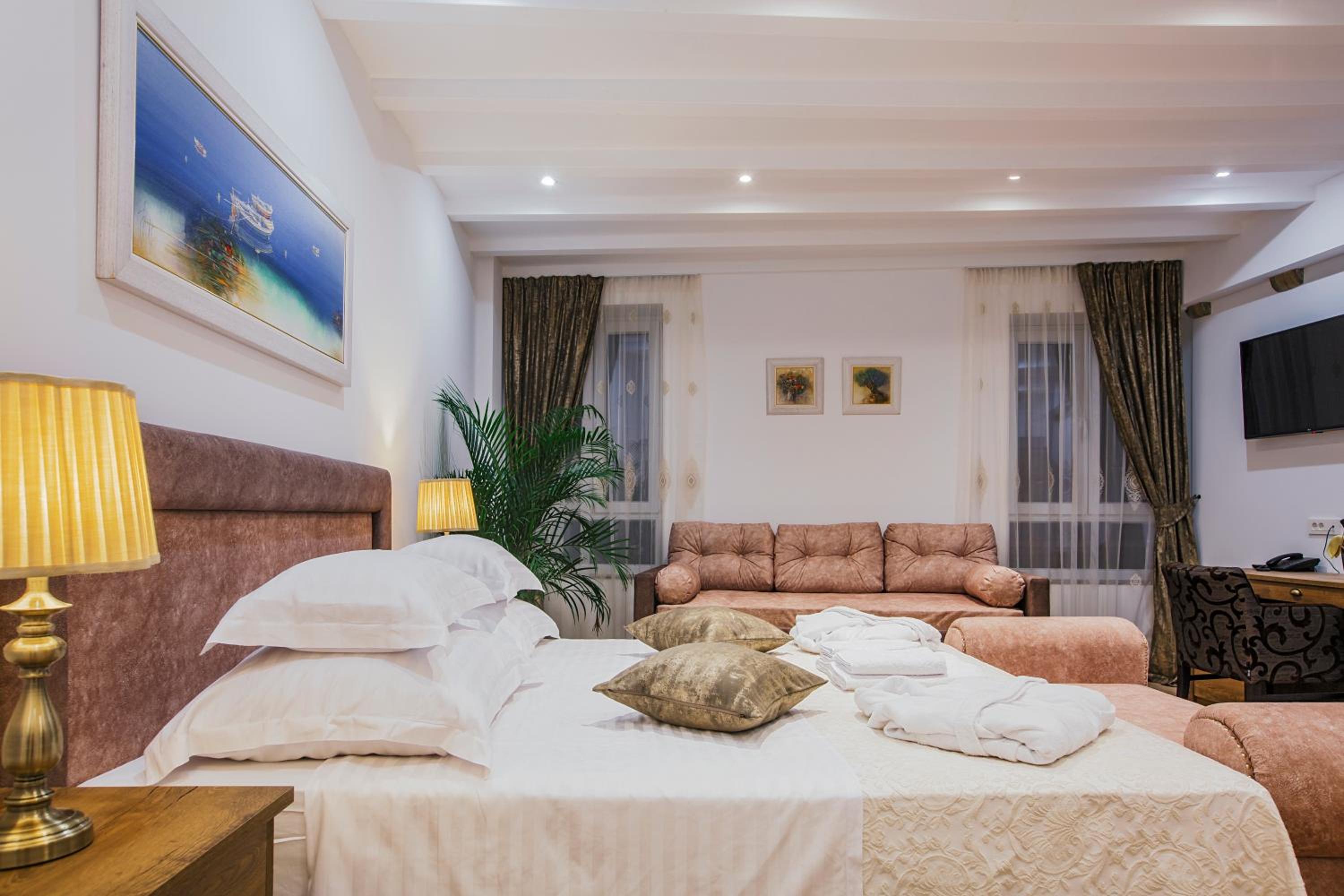 Deluxe Double or Twin Room with City View photo 2