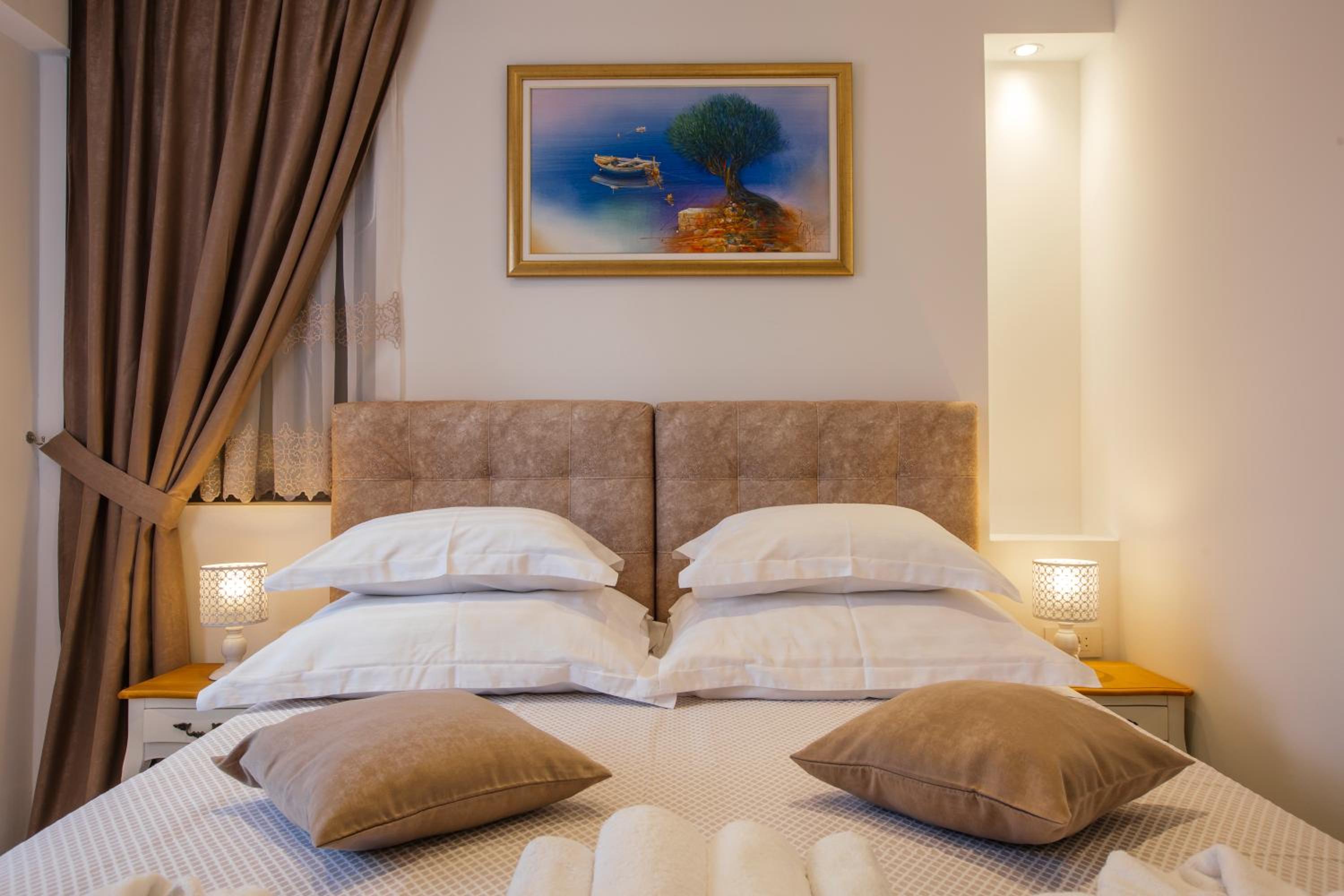 Double or Twin Room with City View - Photo 4