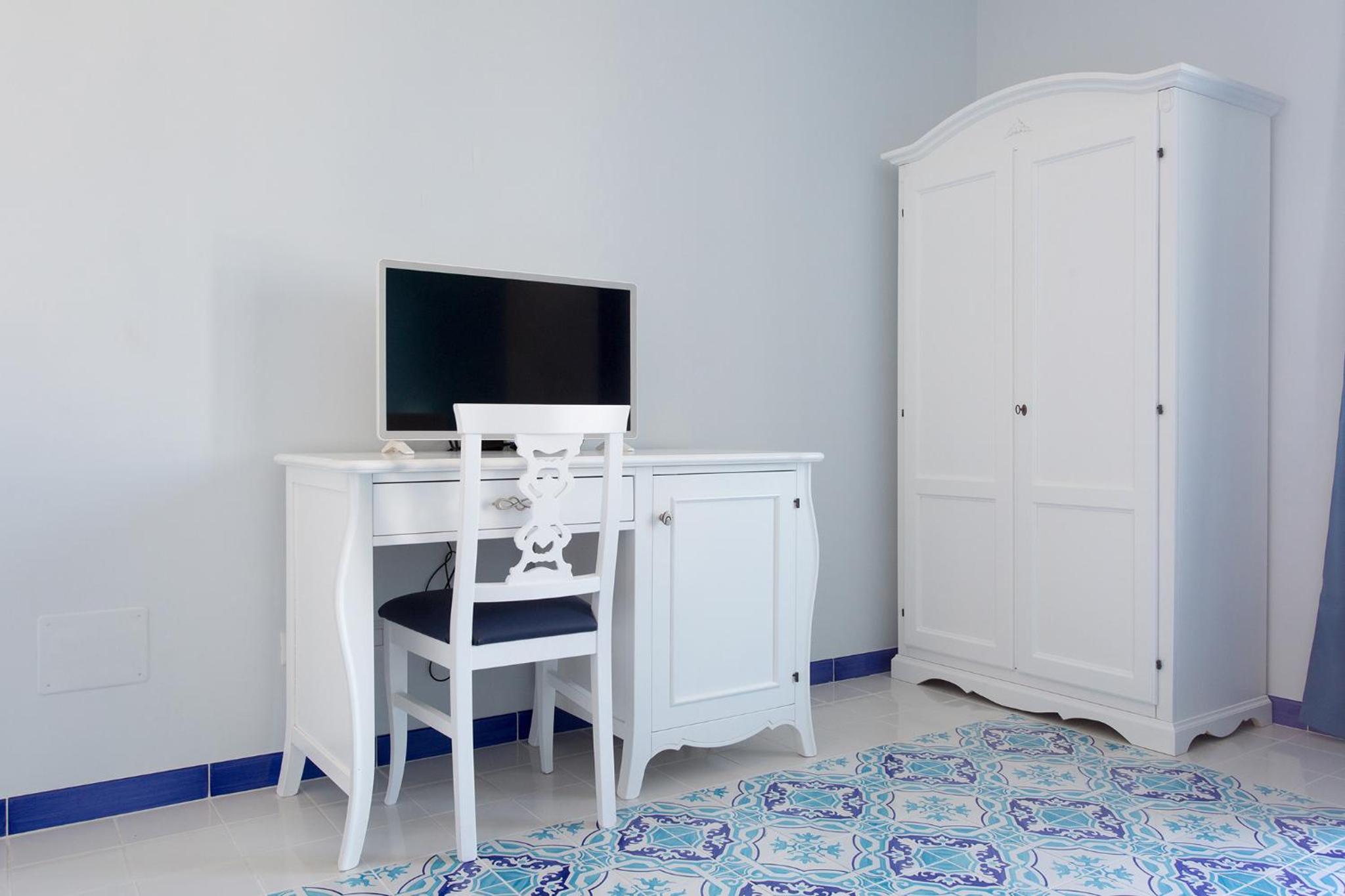 Standard Double Room - Photo 11