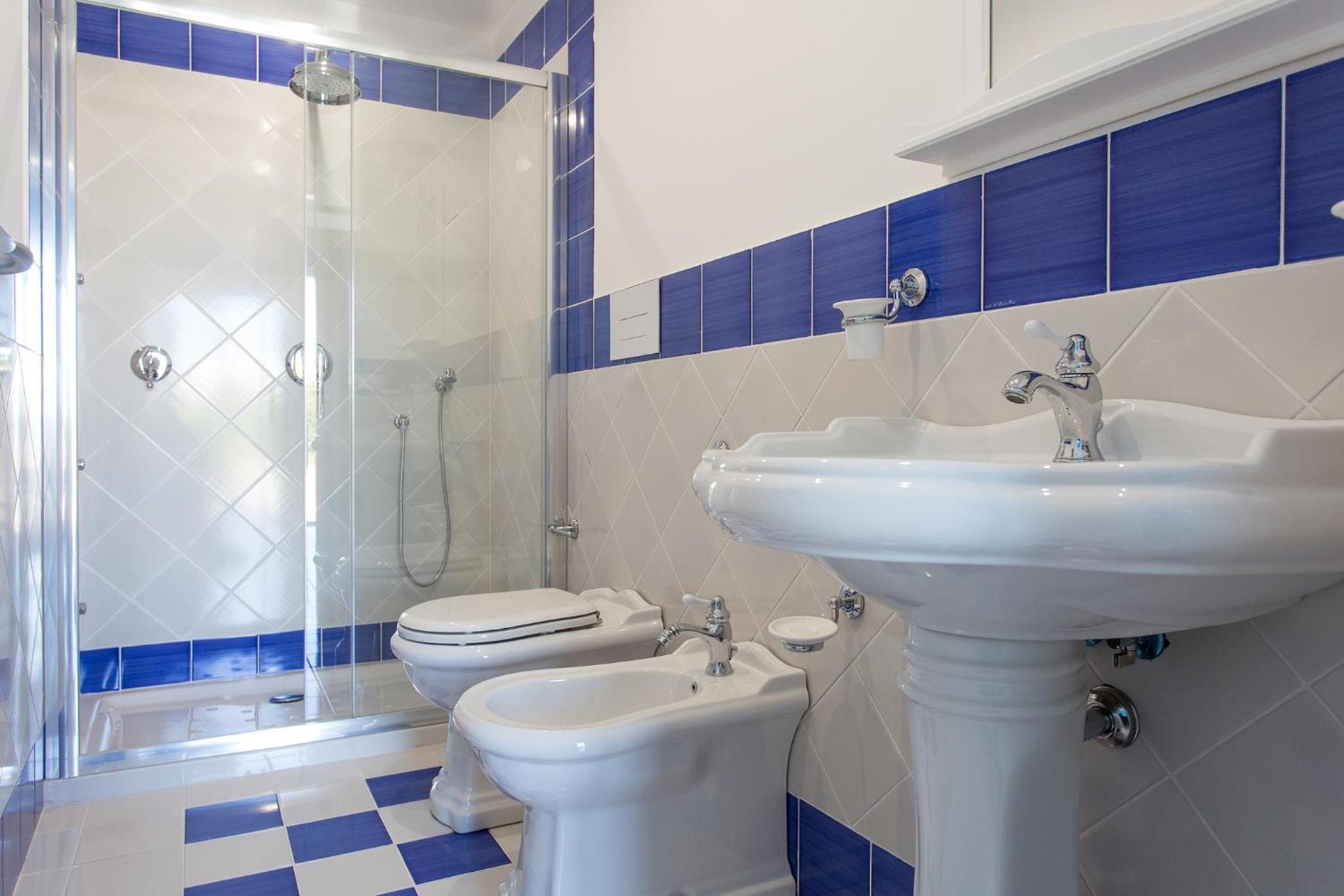 Standard Double Room - Photo 10