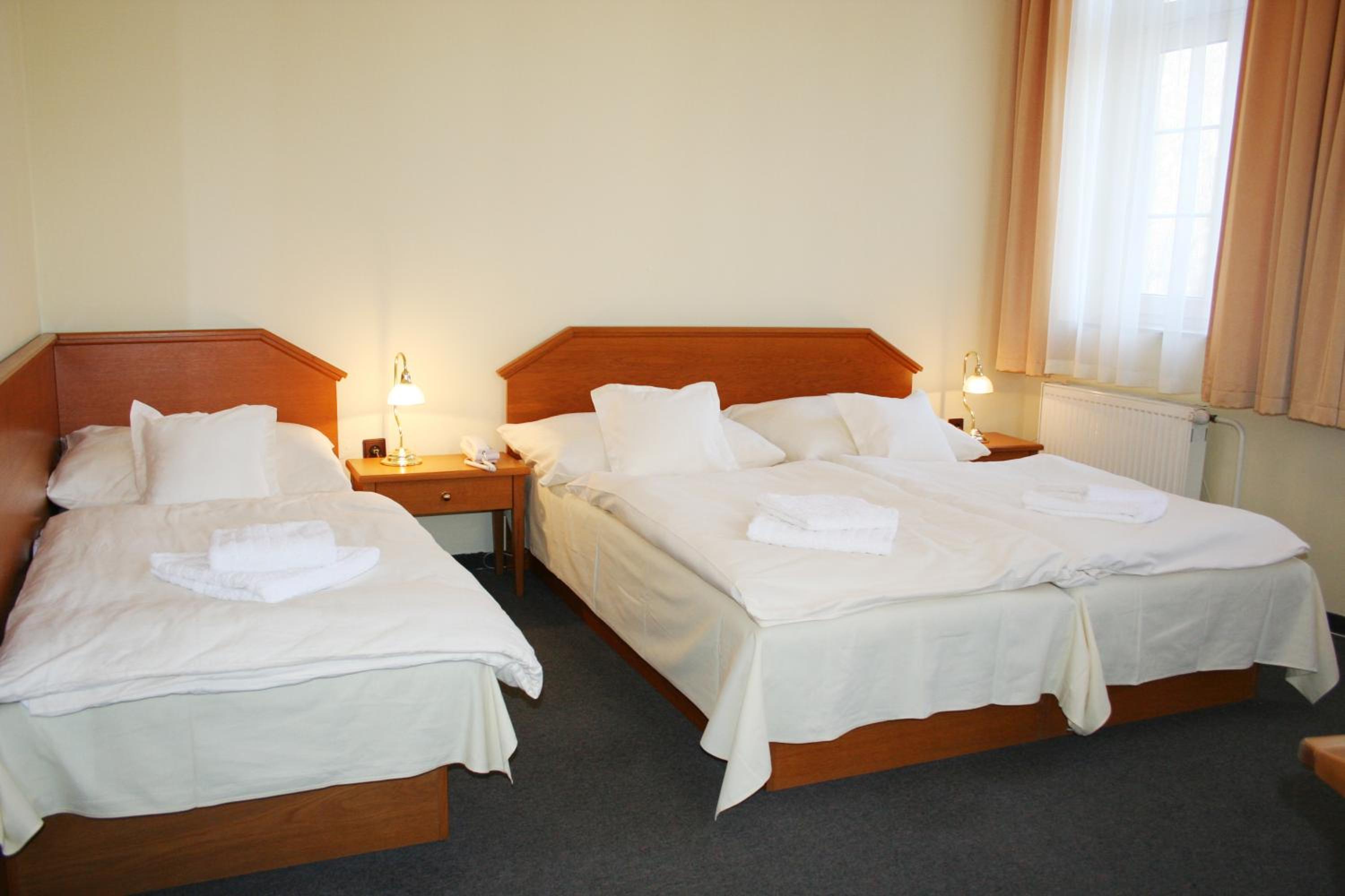 Triple Room with Private Bathroom - Photo 4