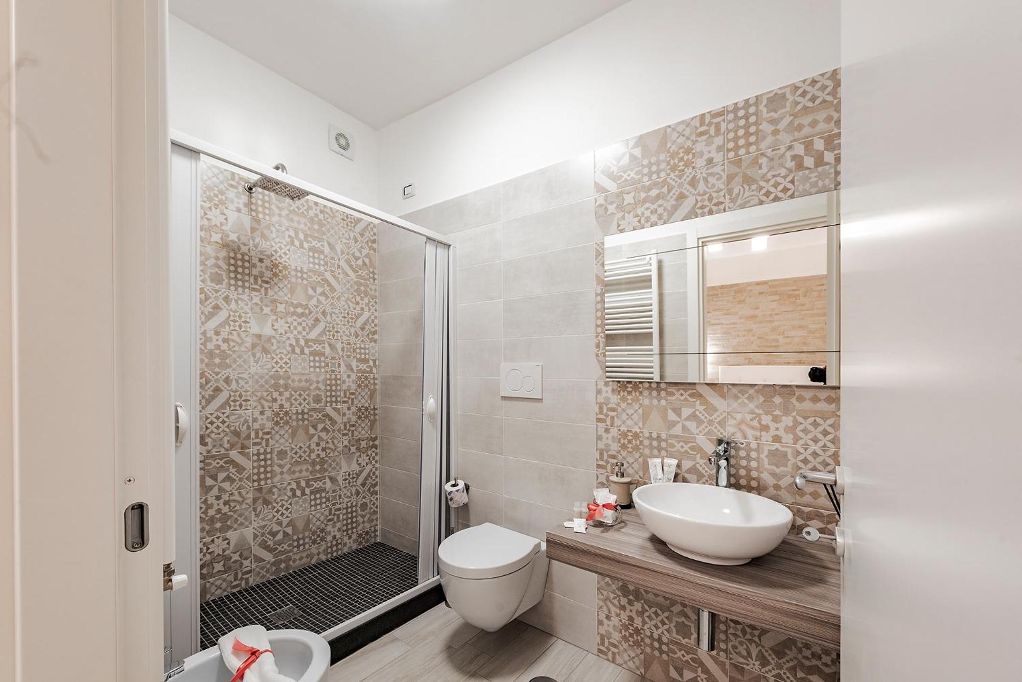 Deluxe Suite with Spa Bath - Photo 3