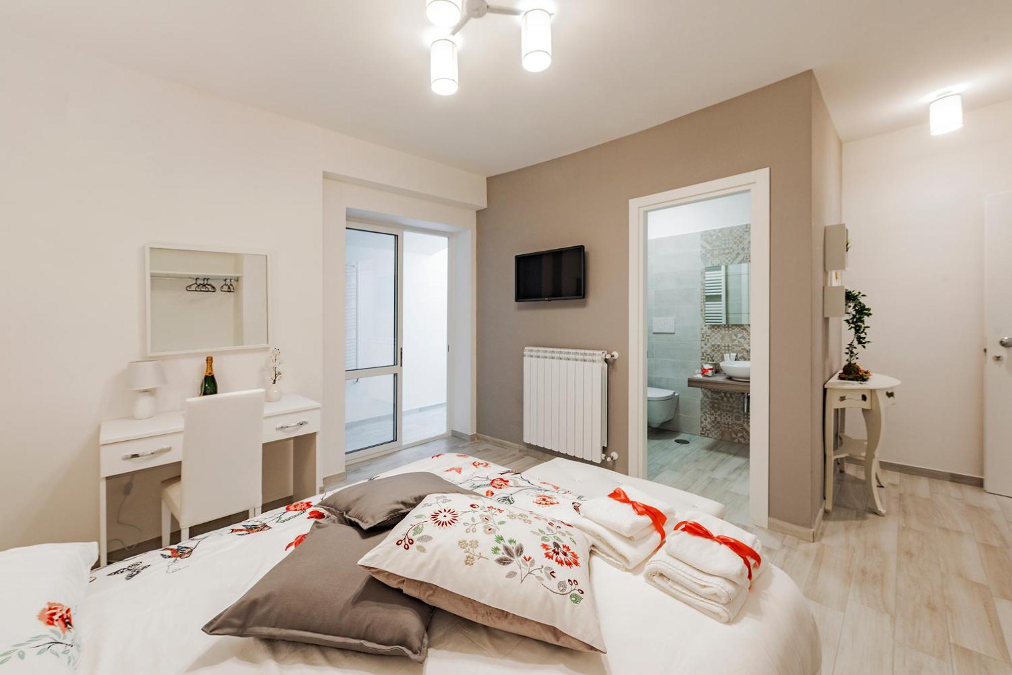 Deluxe Suite with Spa Bath - Photo 2