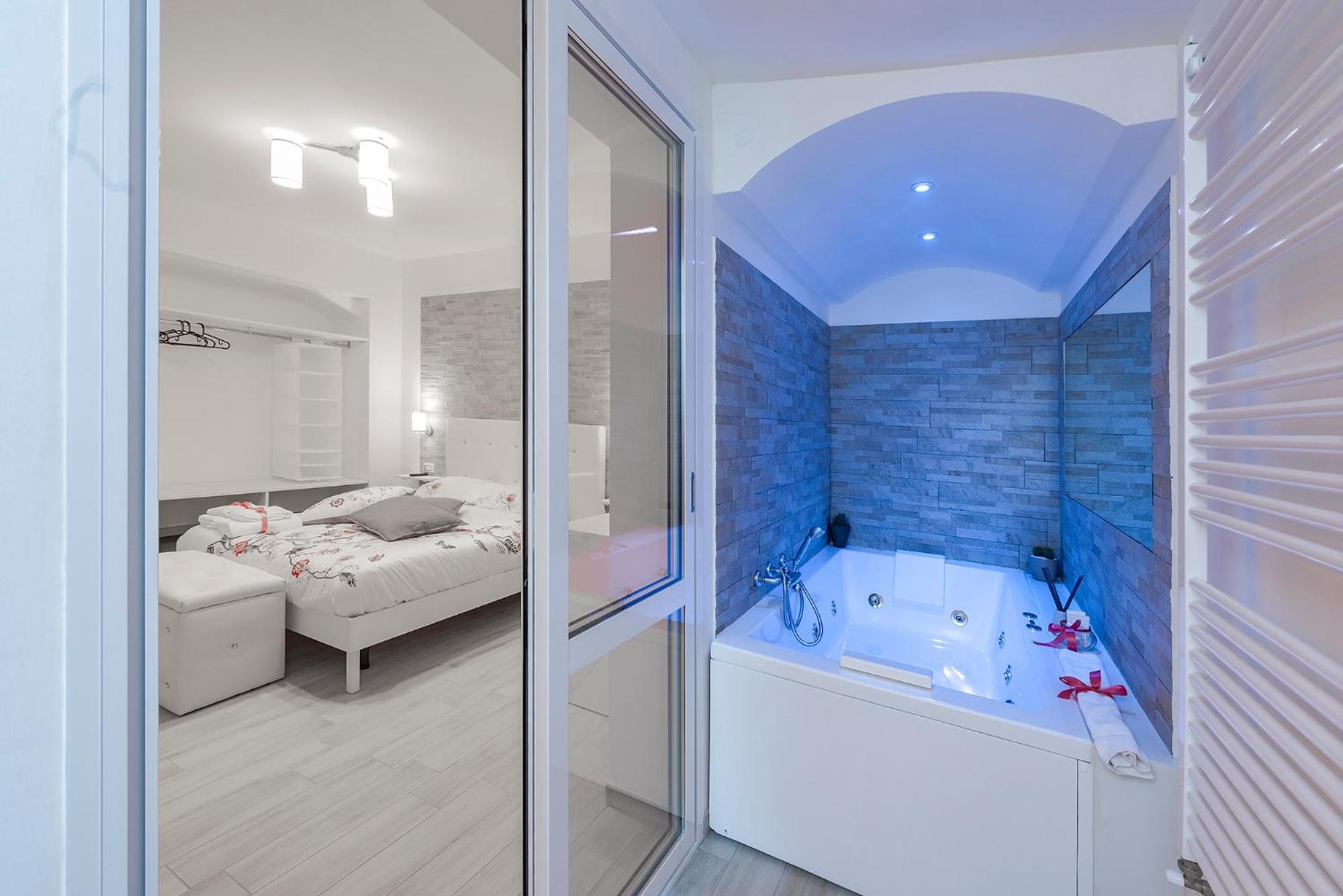 Deluxe Suite with Spa Bath - Photo 4