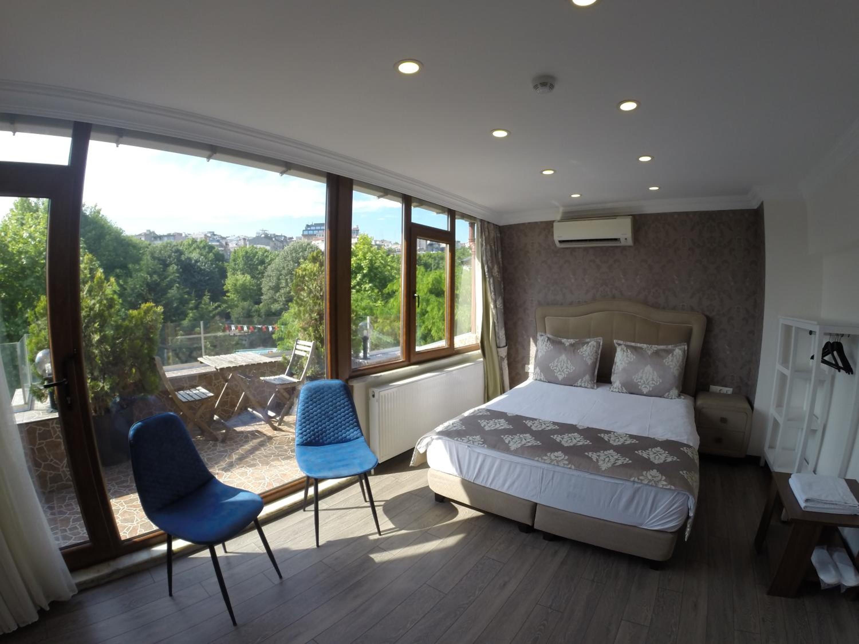 Deluxe Double Room with Balcony photo 1