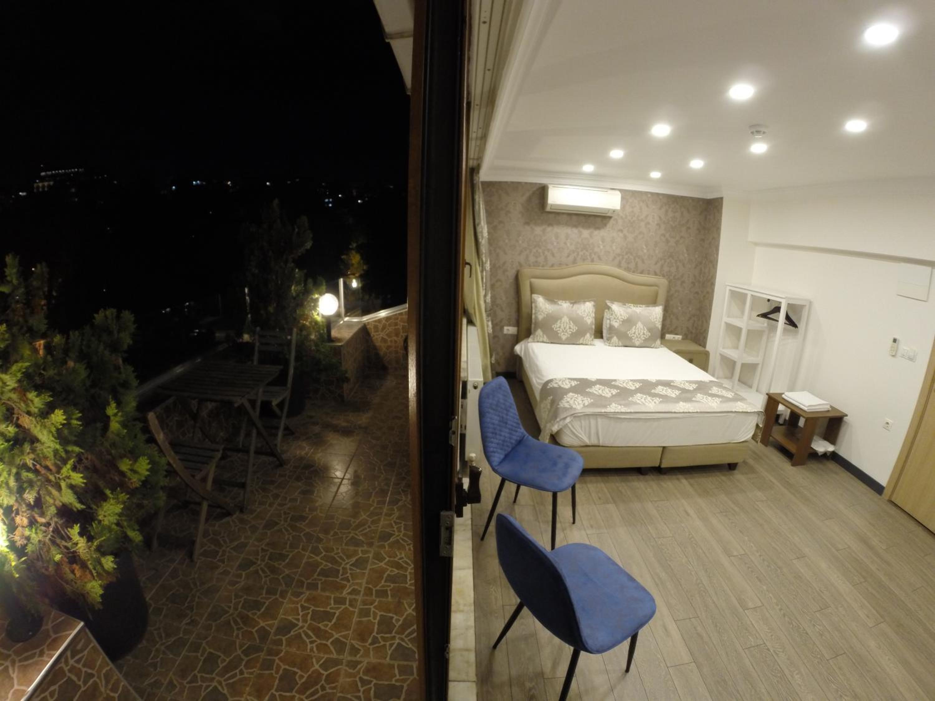 Deluxe Double Room with Balcony photo 3