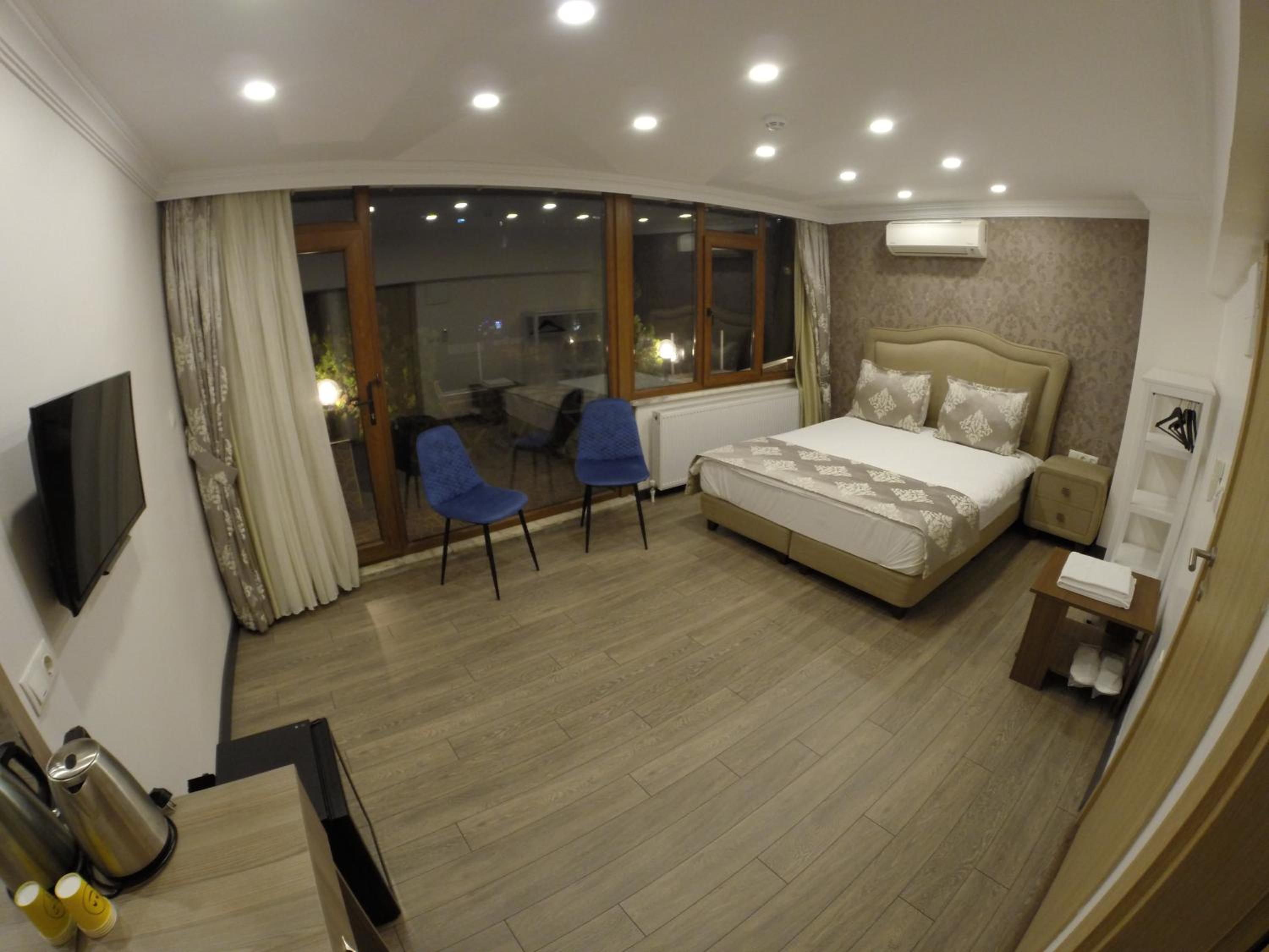 Deluxe Double Room with Balcony photo 2