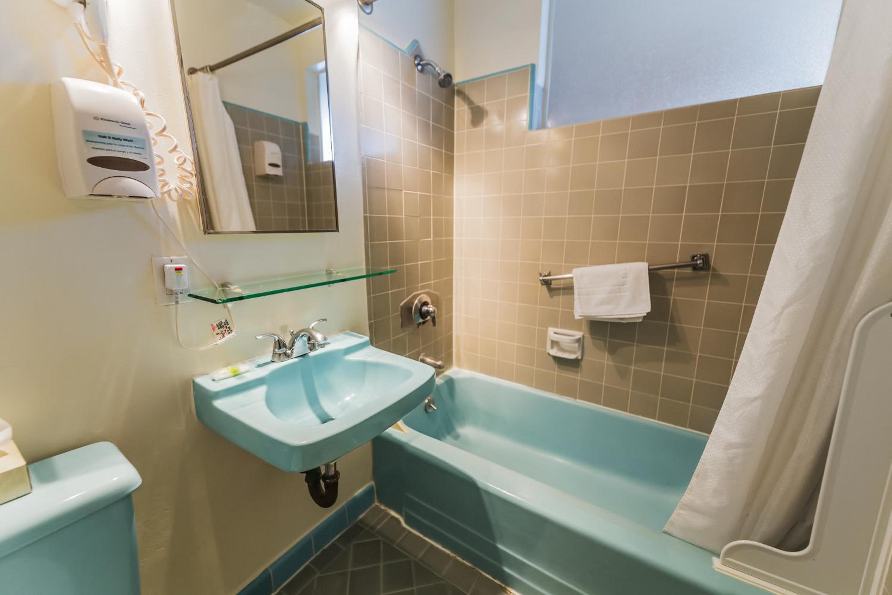 One-Bedroom Double Suite with Pool View photo 3