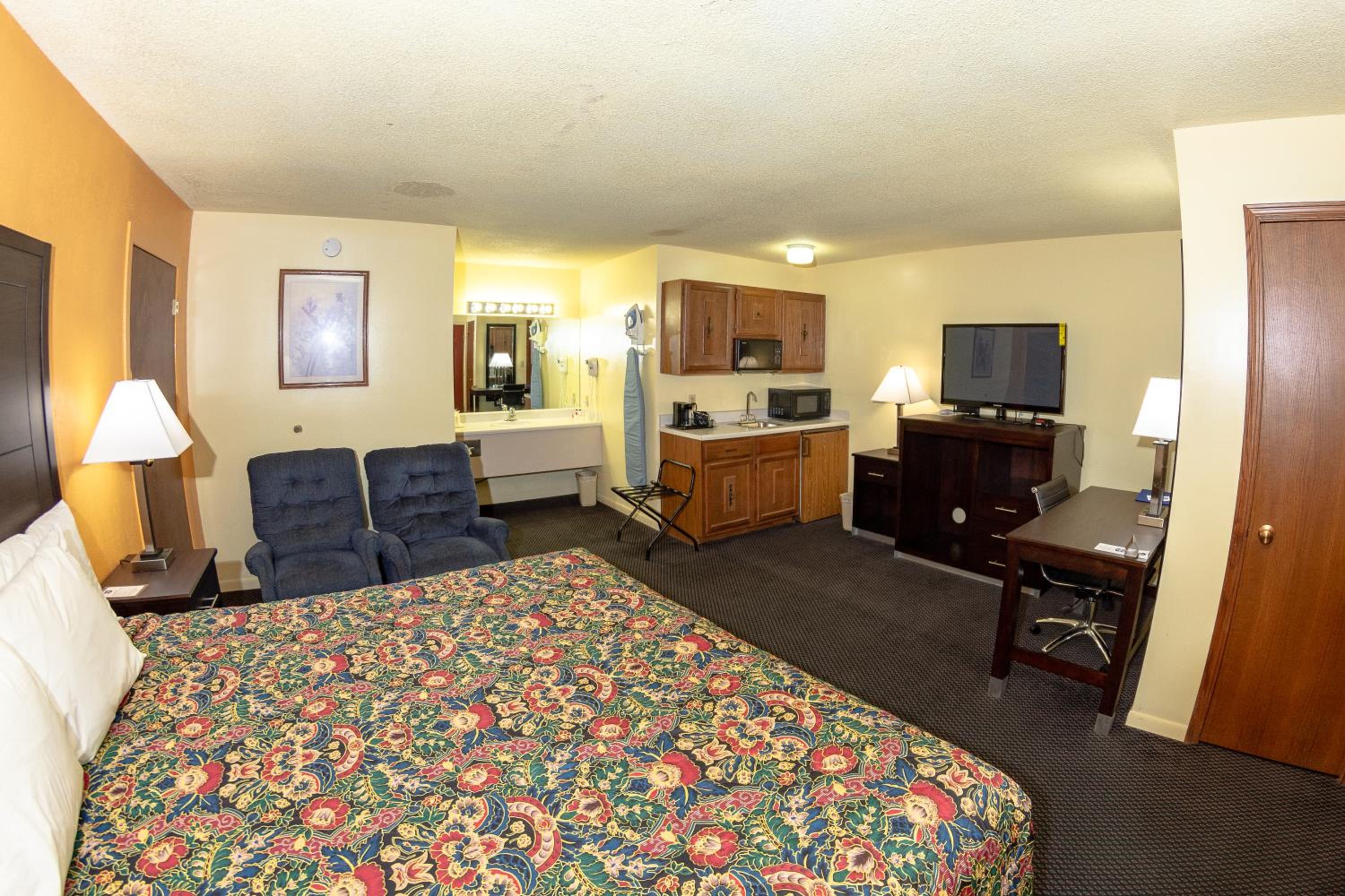 Deluxe King Suite - Photo 3