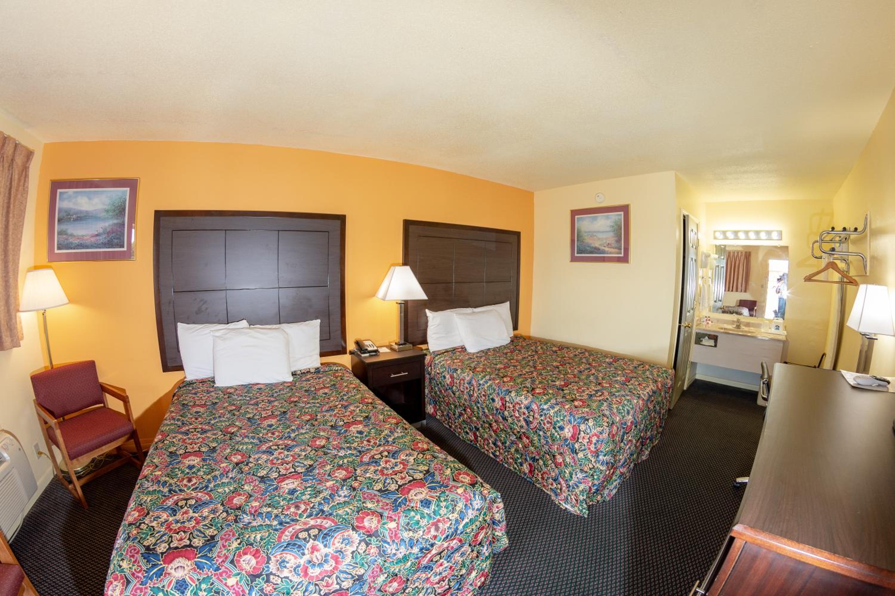 Double Room with Two Double Beds - Smoking - Photo 1