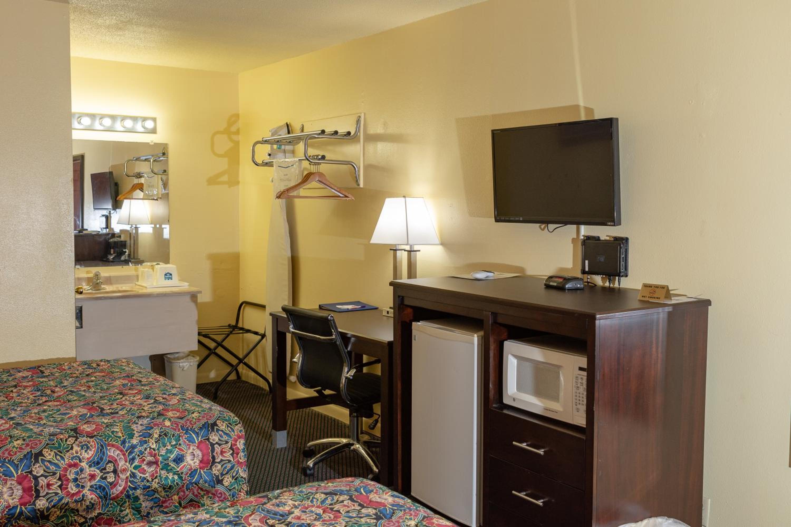Double Room with Two Double Beds - Smoking - Photo 4