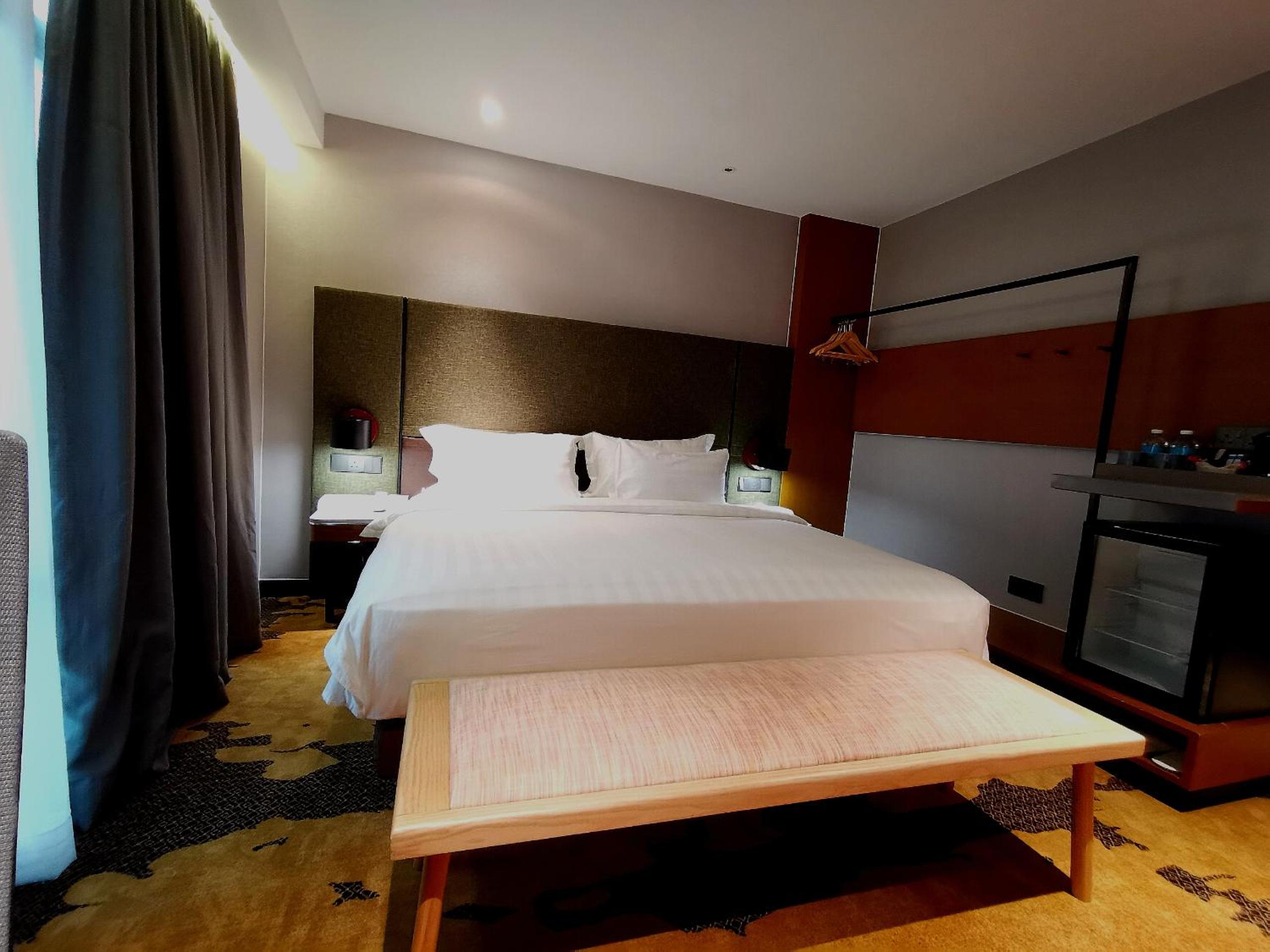Premier King Room - Non-Smoking photo 2
