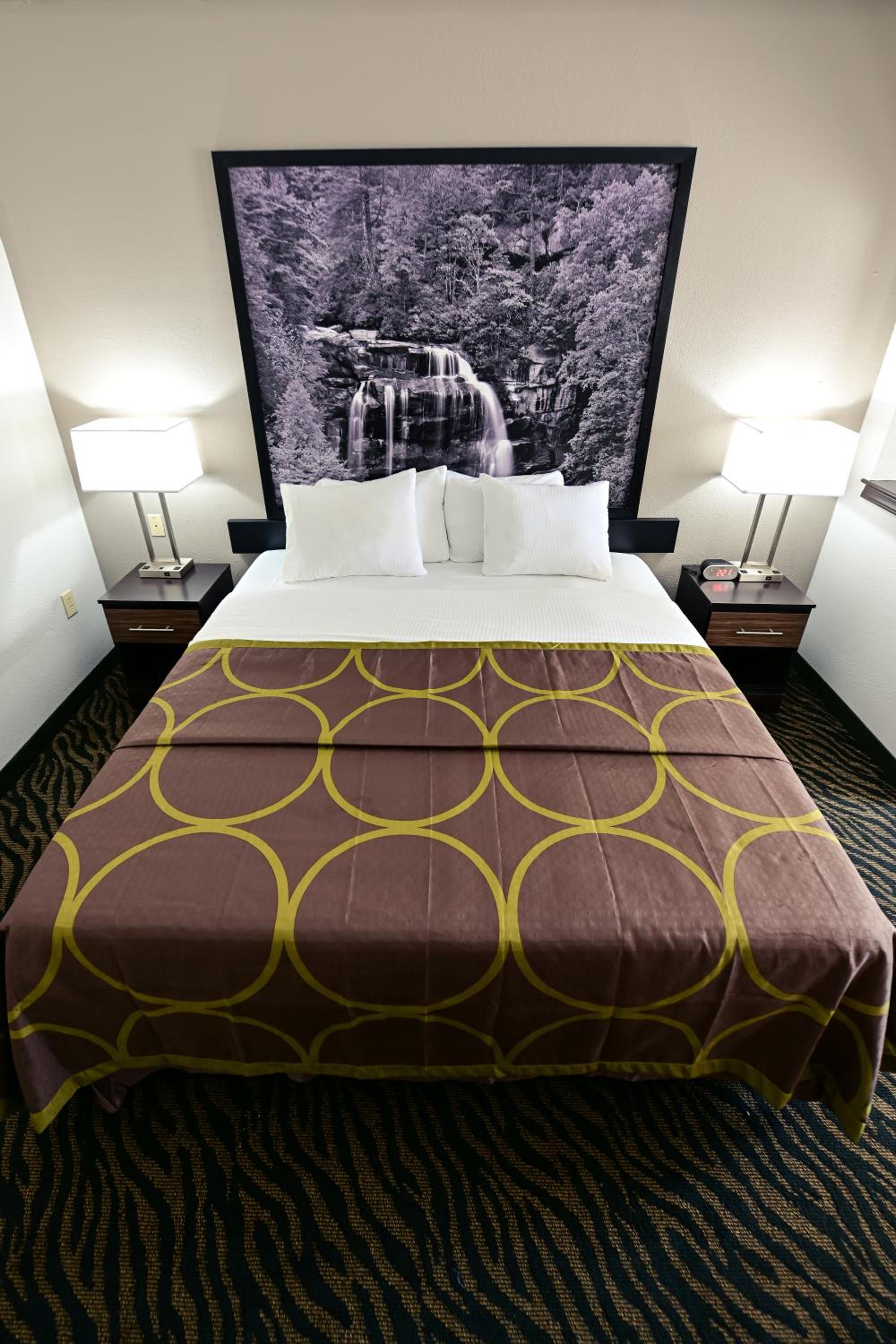 Deluxe King Room - Non-Smoking - Photo 3