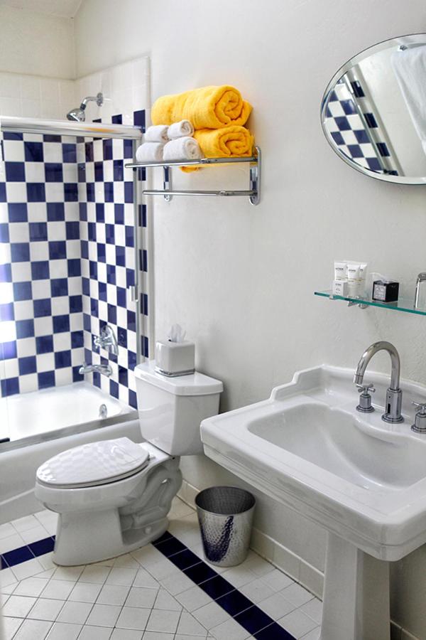 Hall Queen Jr Suite photo 2