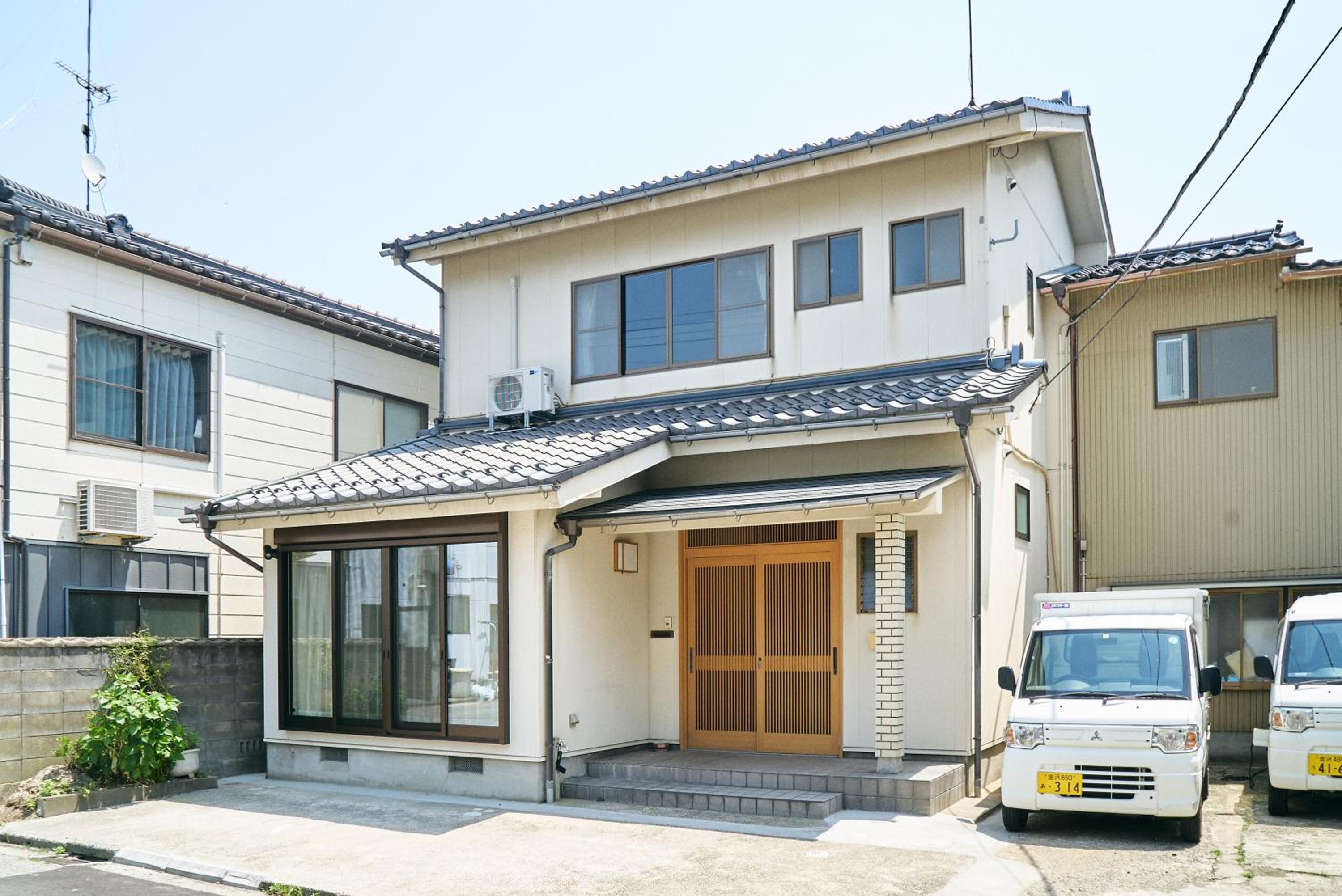 Three-Bedroom with Large Bathroom - Photo 18