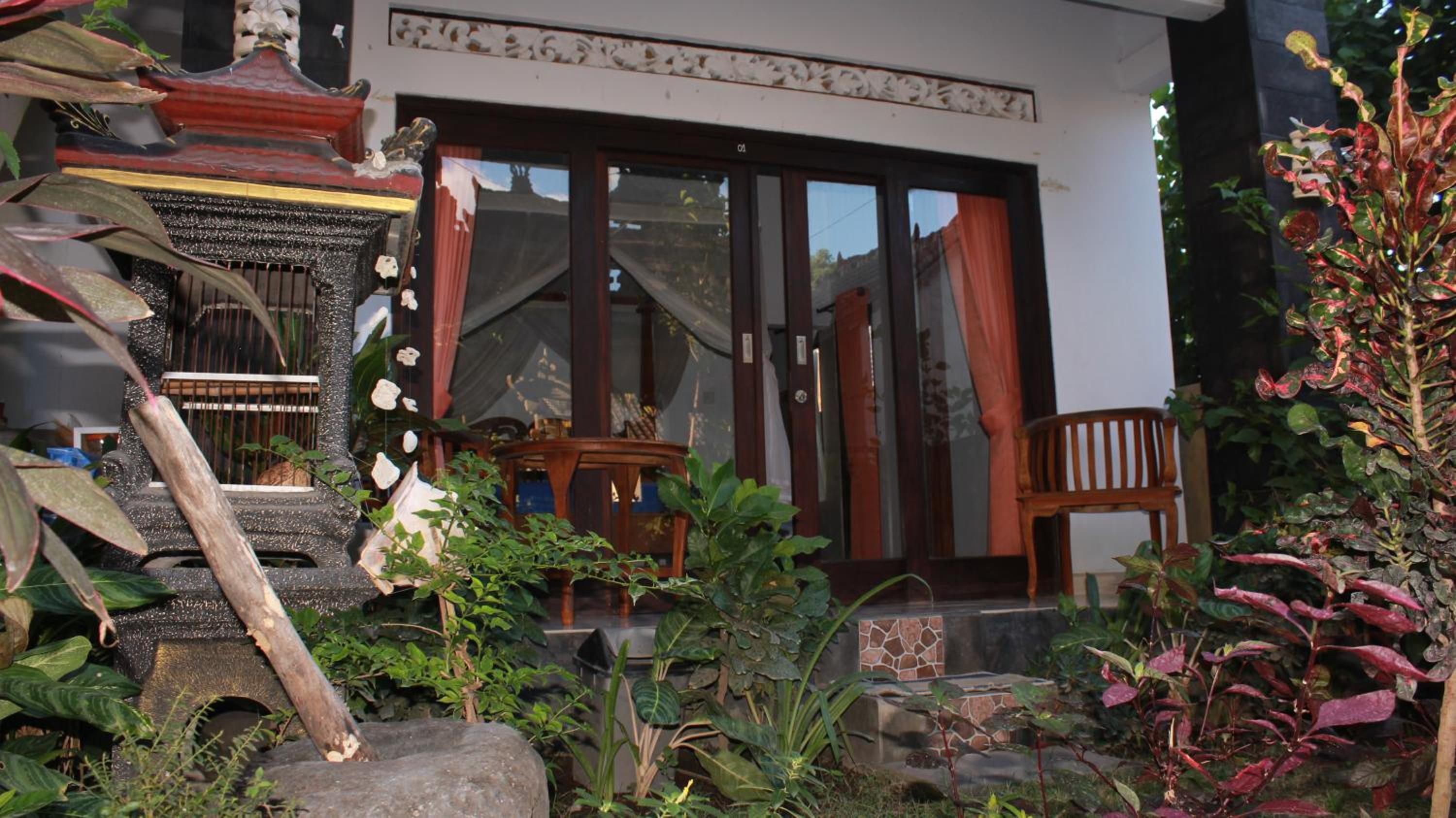 Queen Room with Garden View - Photo 8