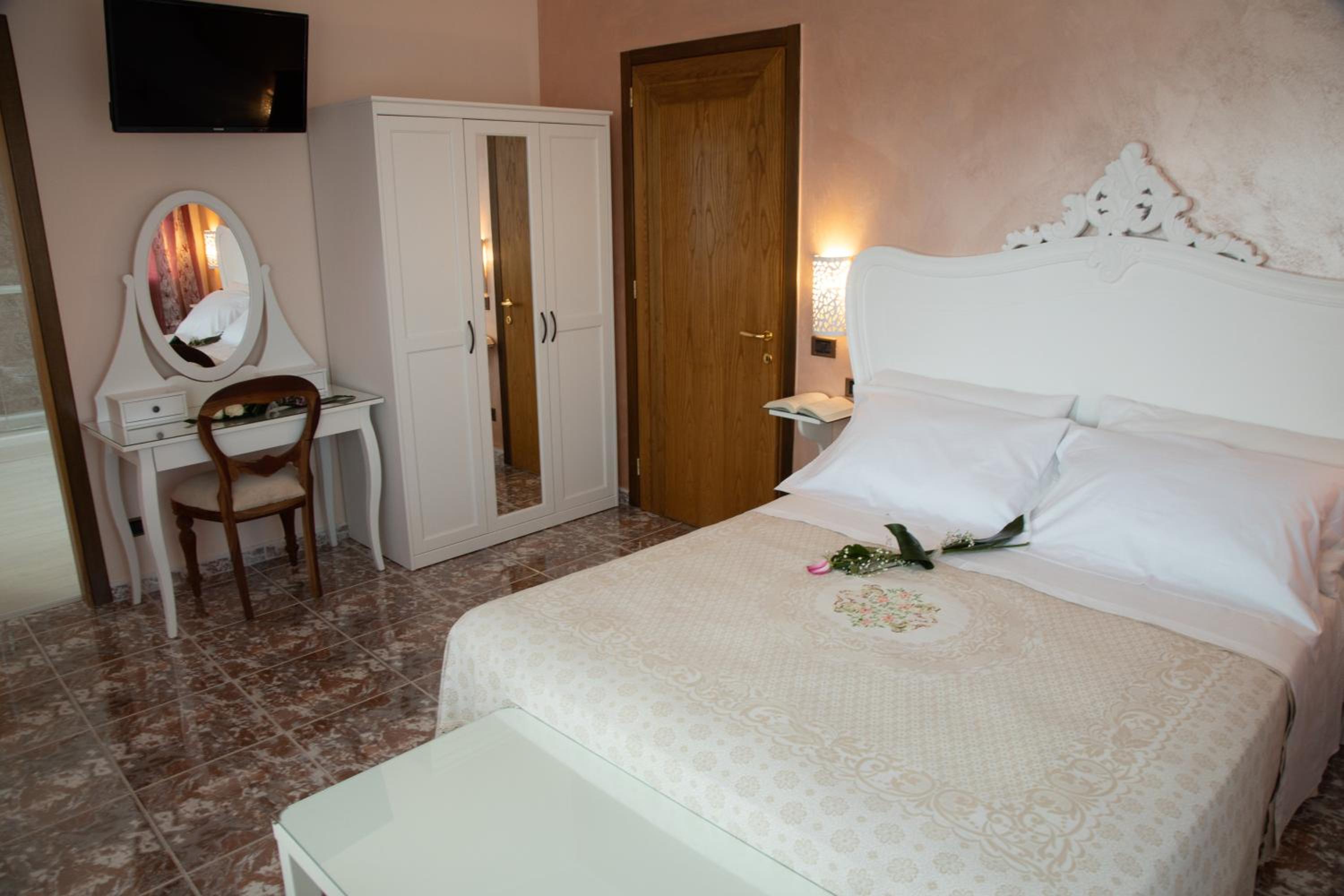 Queen Room with Garden View - Photo 7