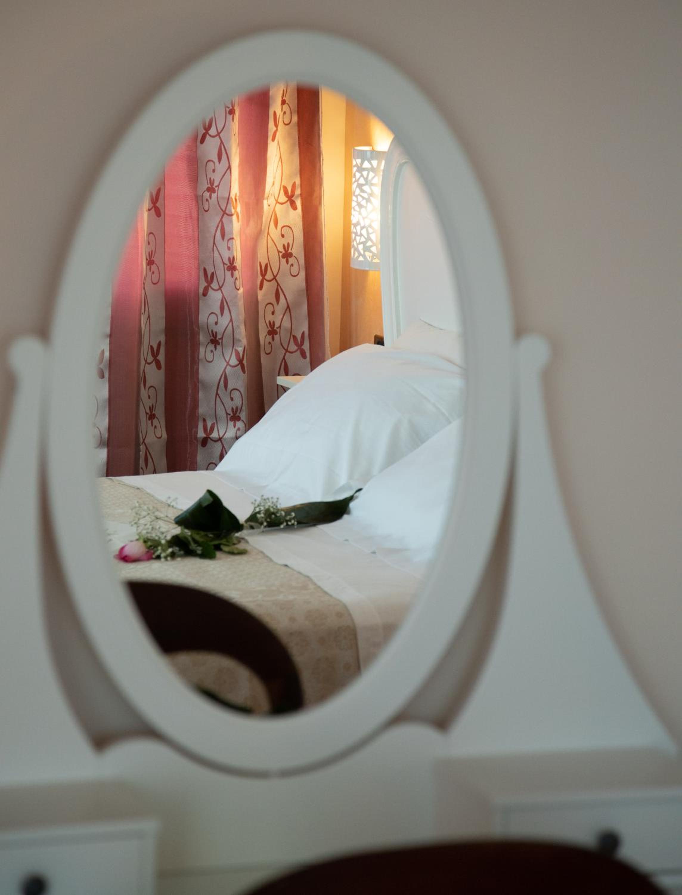 Queen Room with Garden View - Photo 6