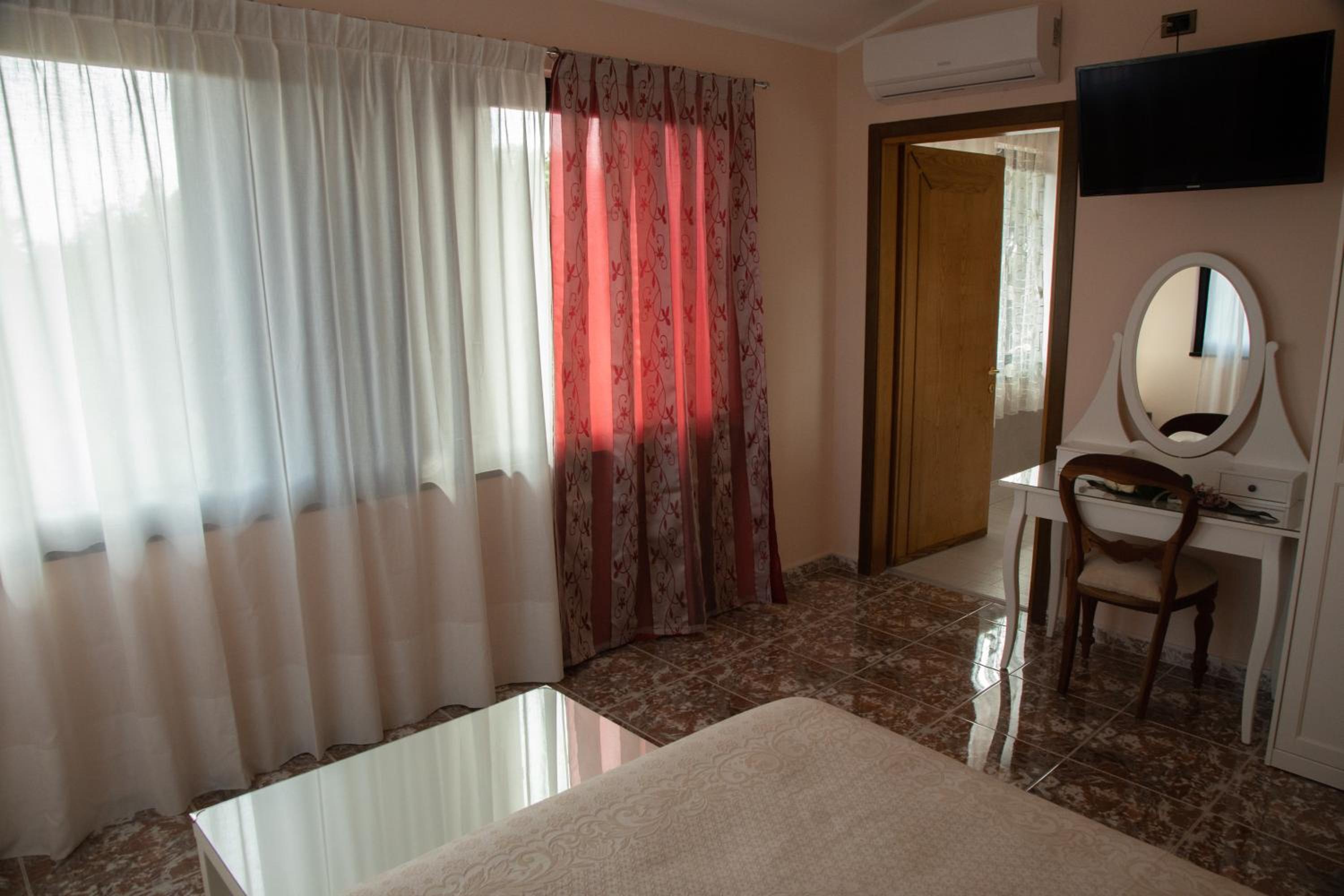 Queen Room with Garden View - Photo 9