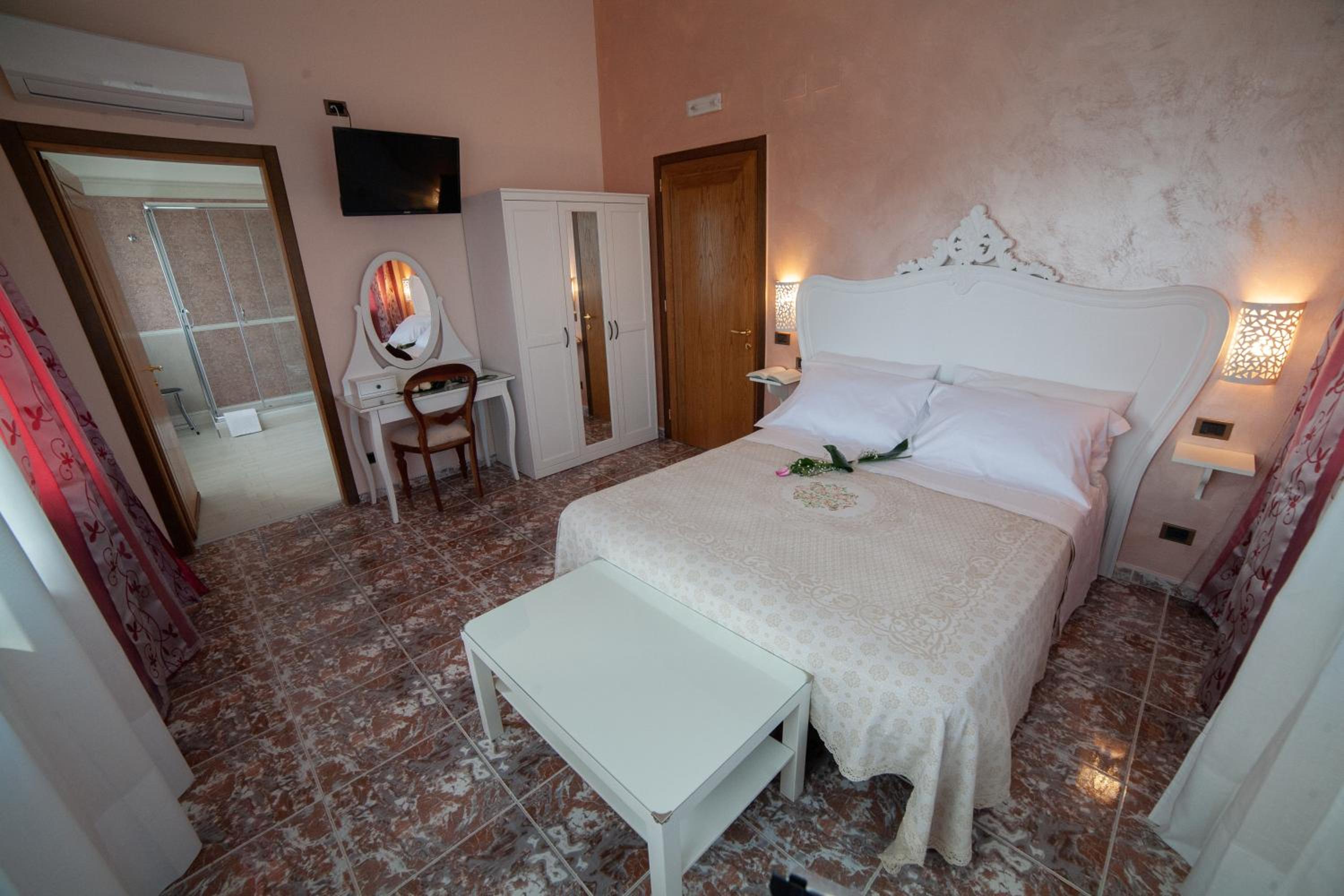 Queen Room with Garden View - Photo 10