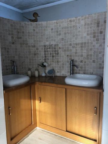 Deluxe Double Room with Shower - Photo 4