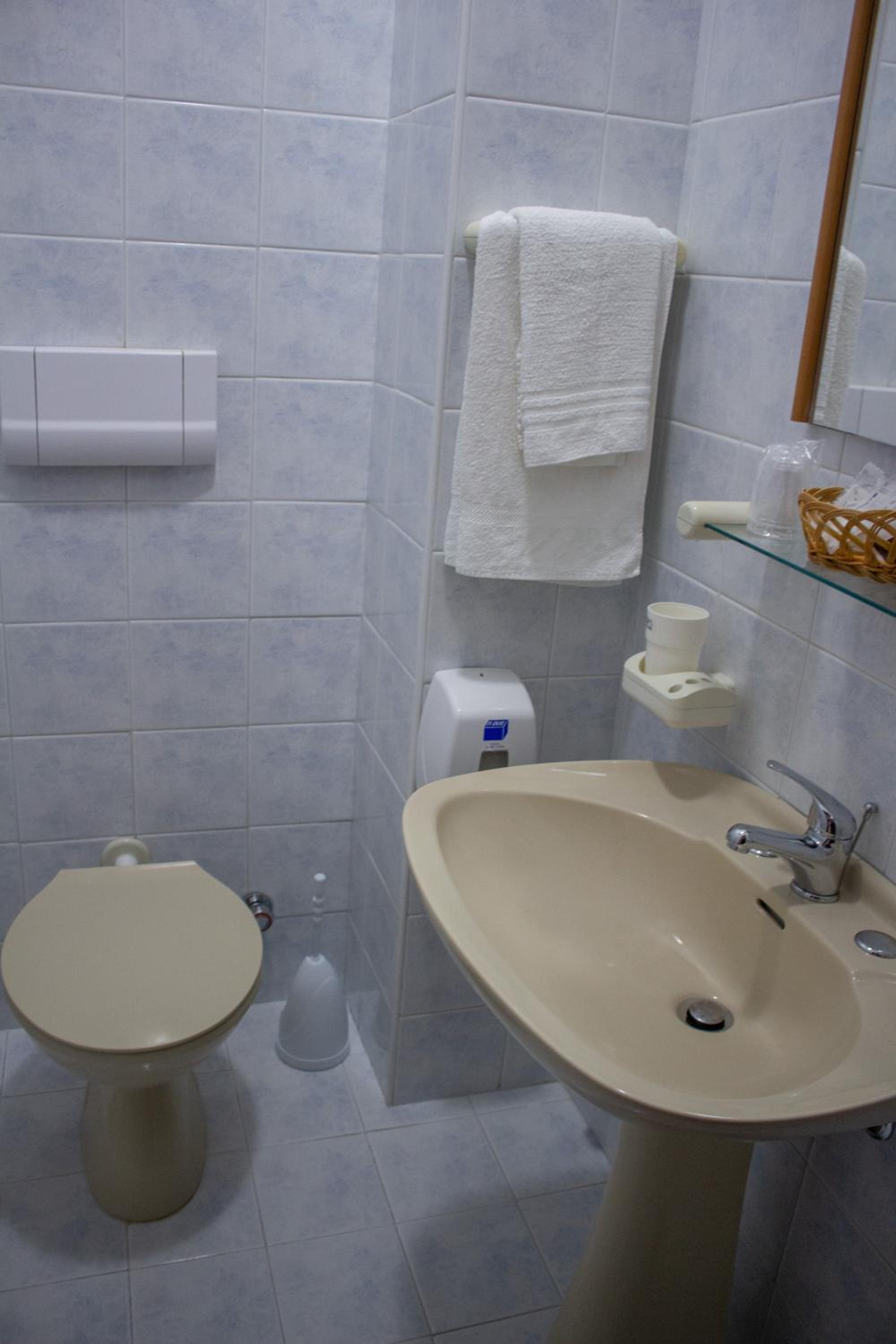 Single Room with Private Bathroom photo 3