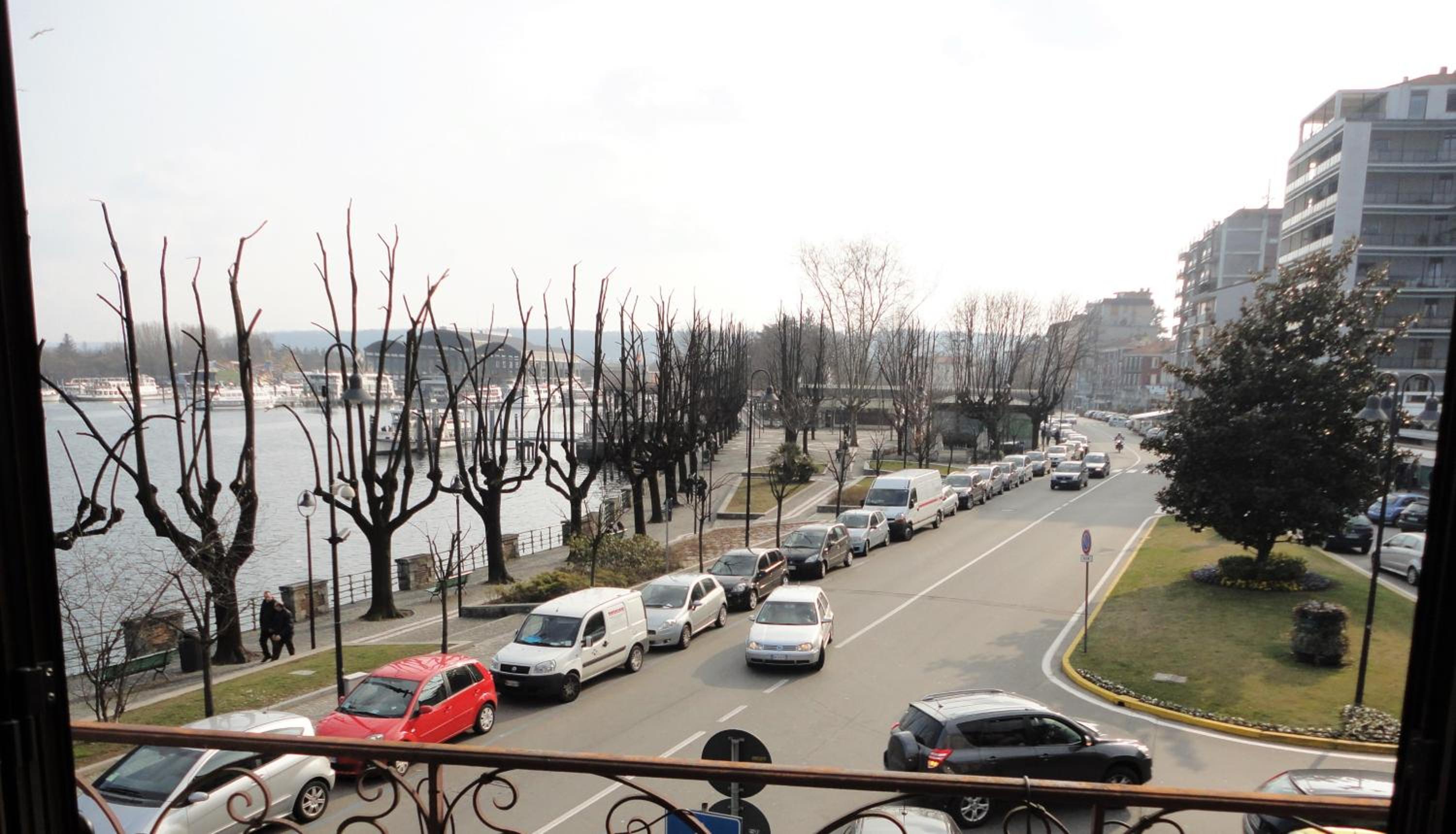 Superior Double Room with Balcony and Lake/Square View - Photo 9