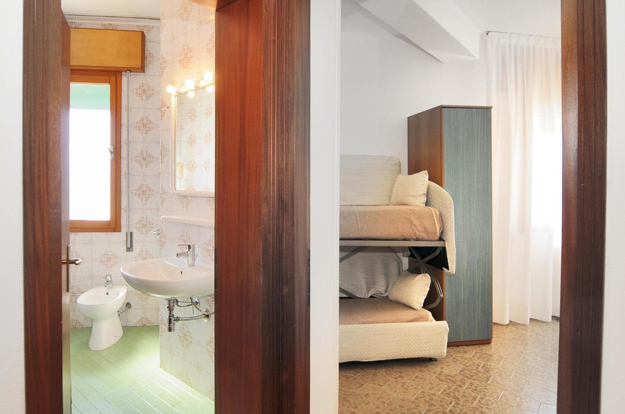 Family Room with Private Bathroom - Photo 4