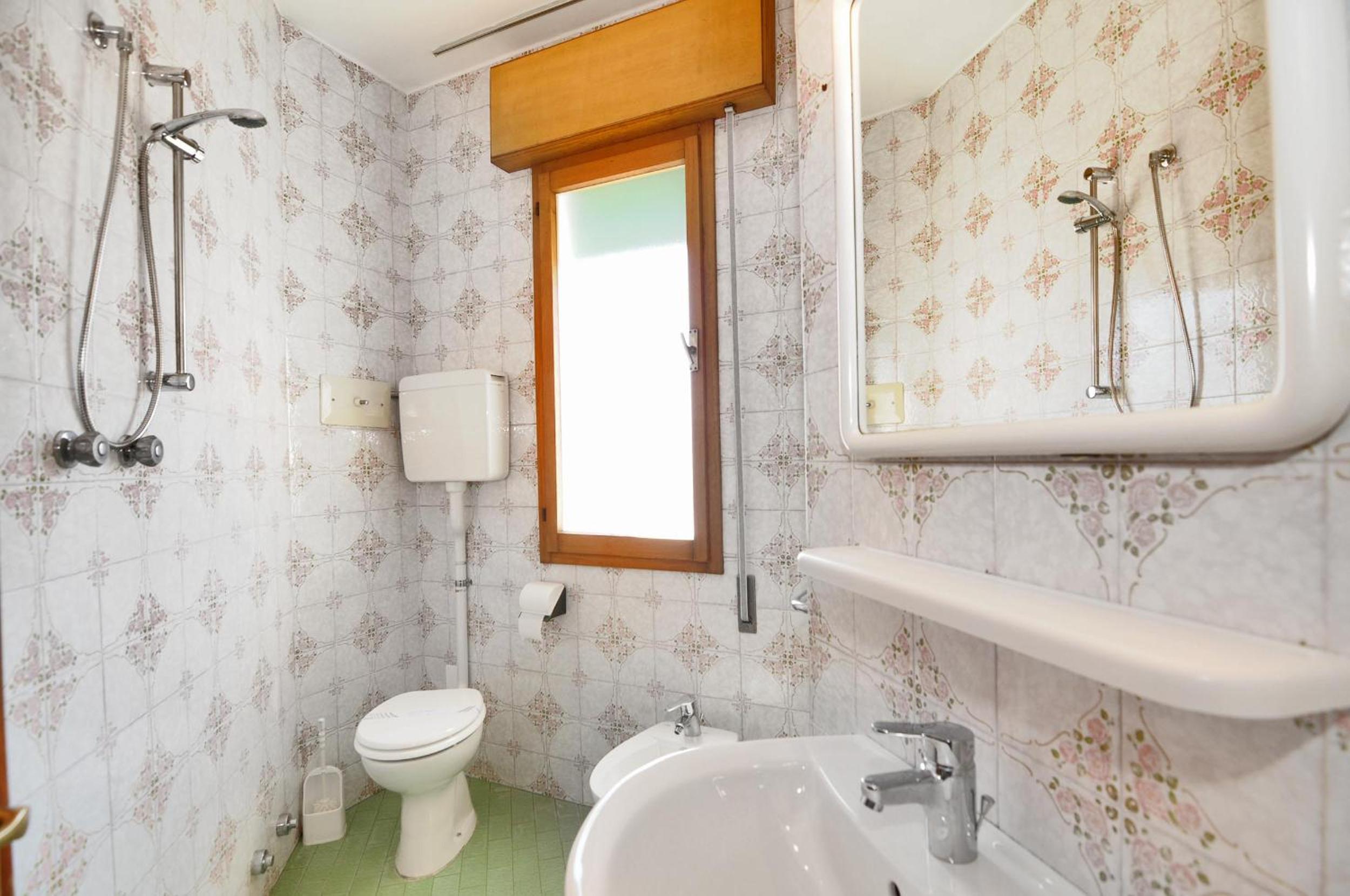 Family Room with Private Bathroom - Photo 2