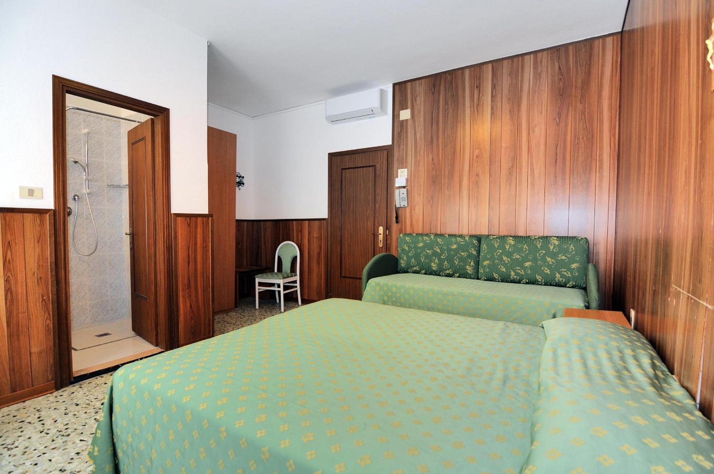 Economy Quadruple Room - Photo 1