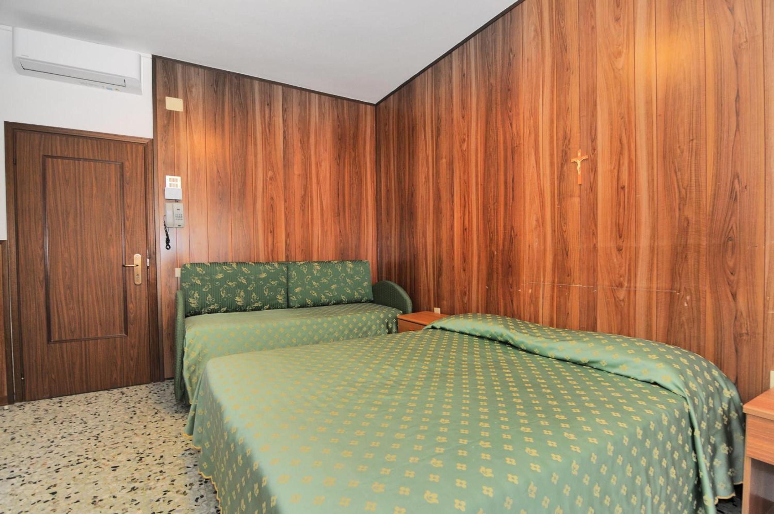Economy Quadruple Room - Photo 4