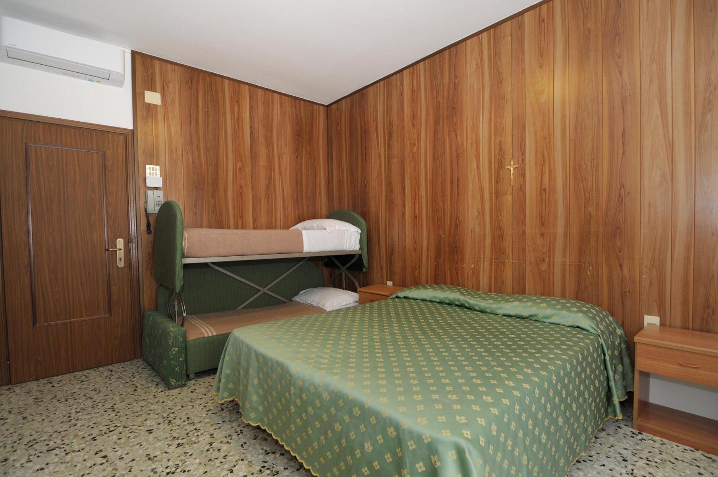 Economy Quadruple Room - Photo 5