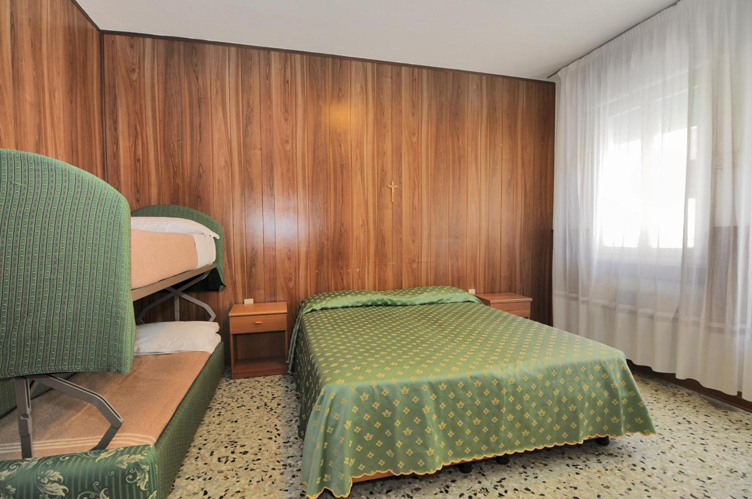 Economy Quadruple Room - Photo 6