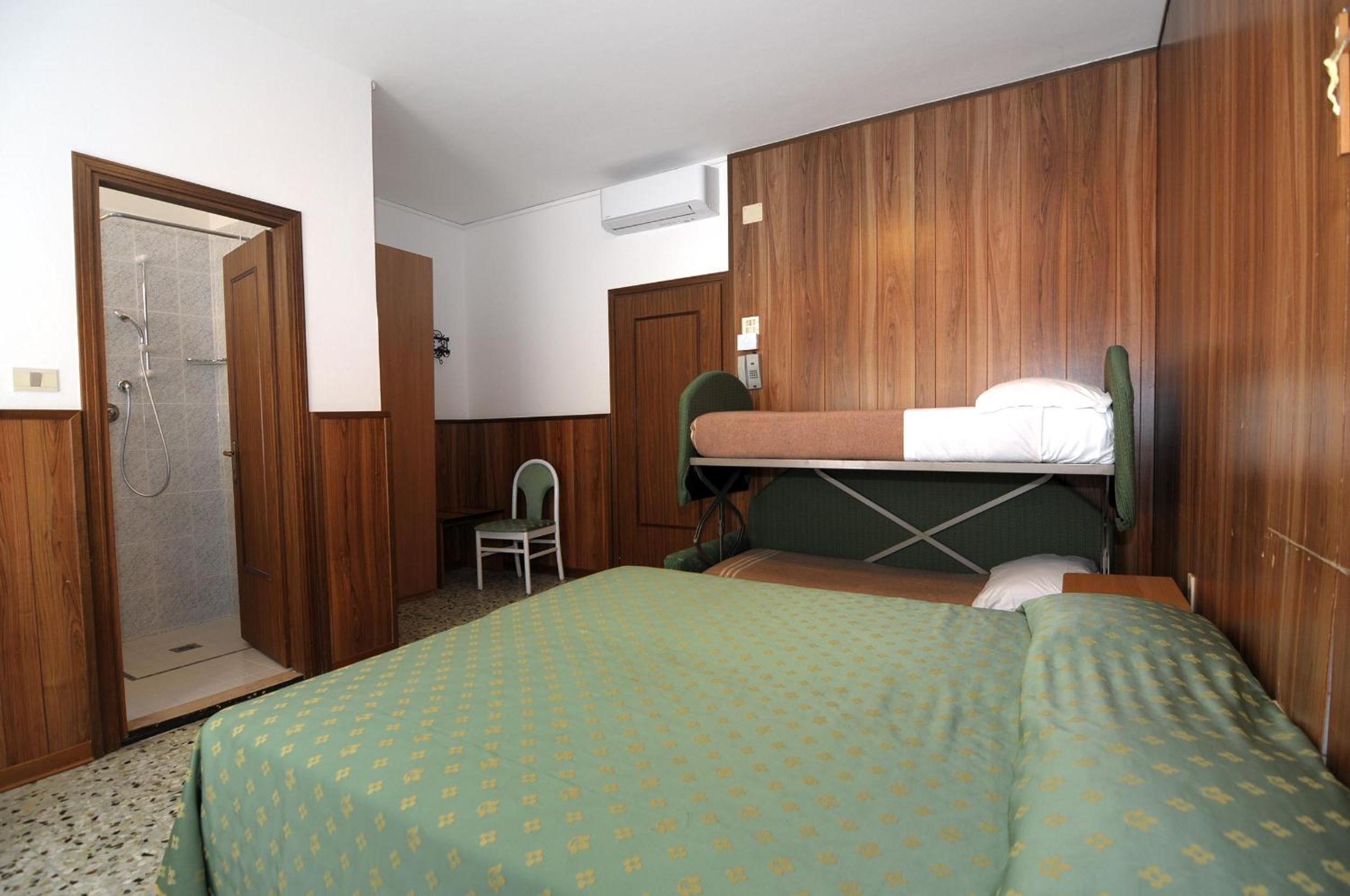 Economy Quadruple Room - Photo 7