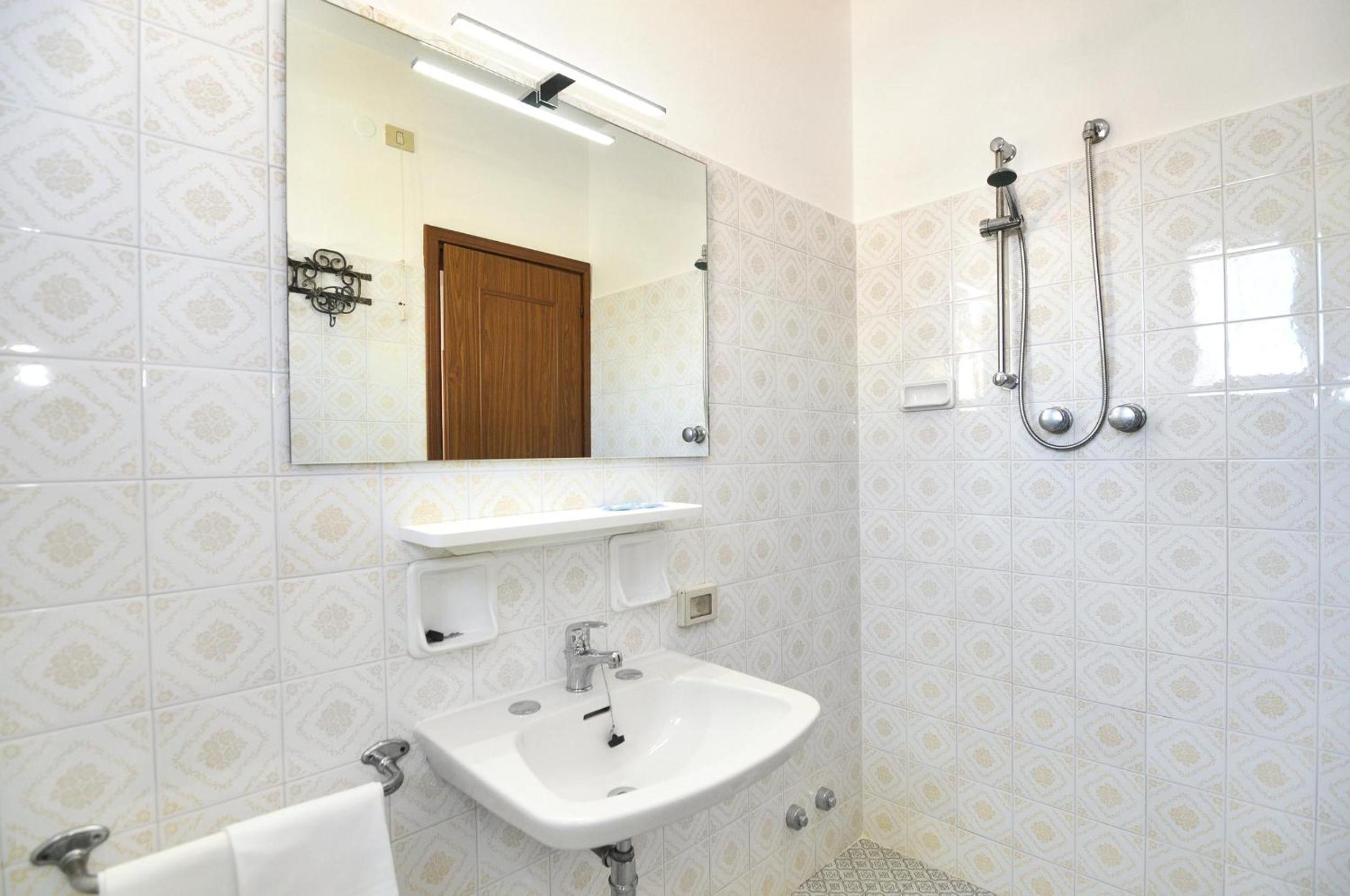Economy Double or Twin Room - Photo 17