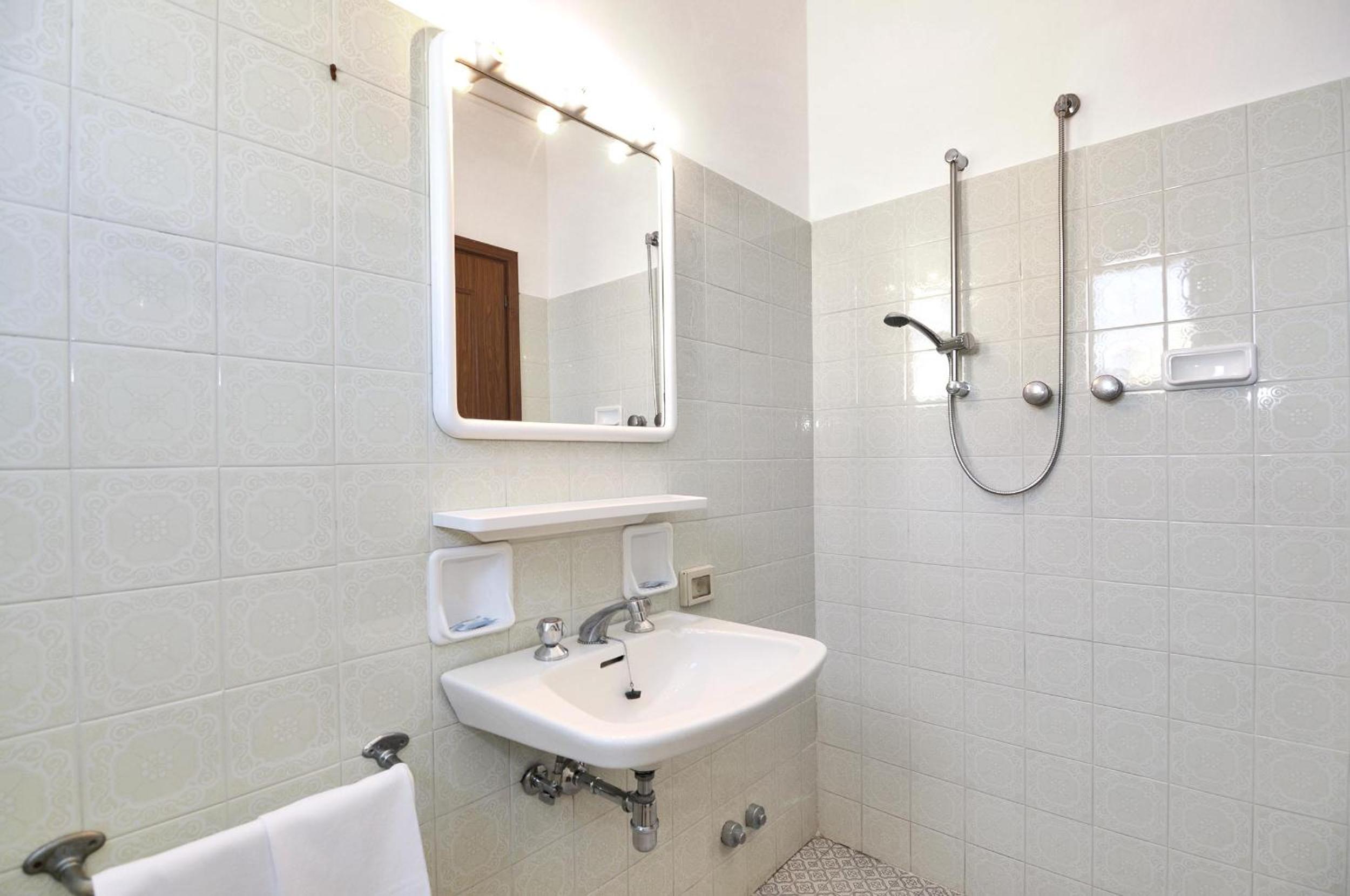 Economy Double or Twin Room - Photo 10