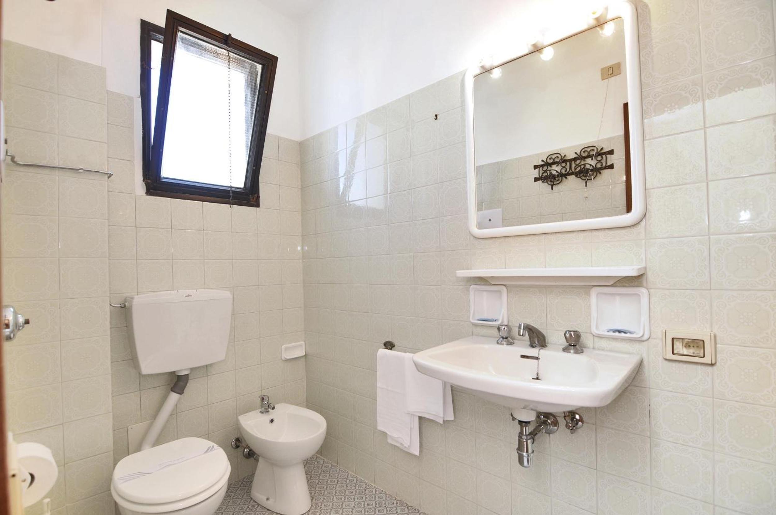Economy Double or Twin Room - Photo 9