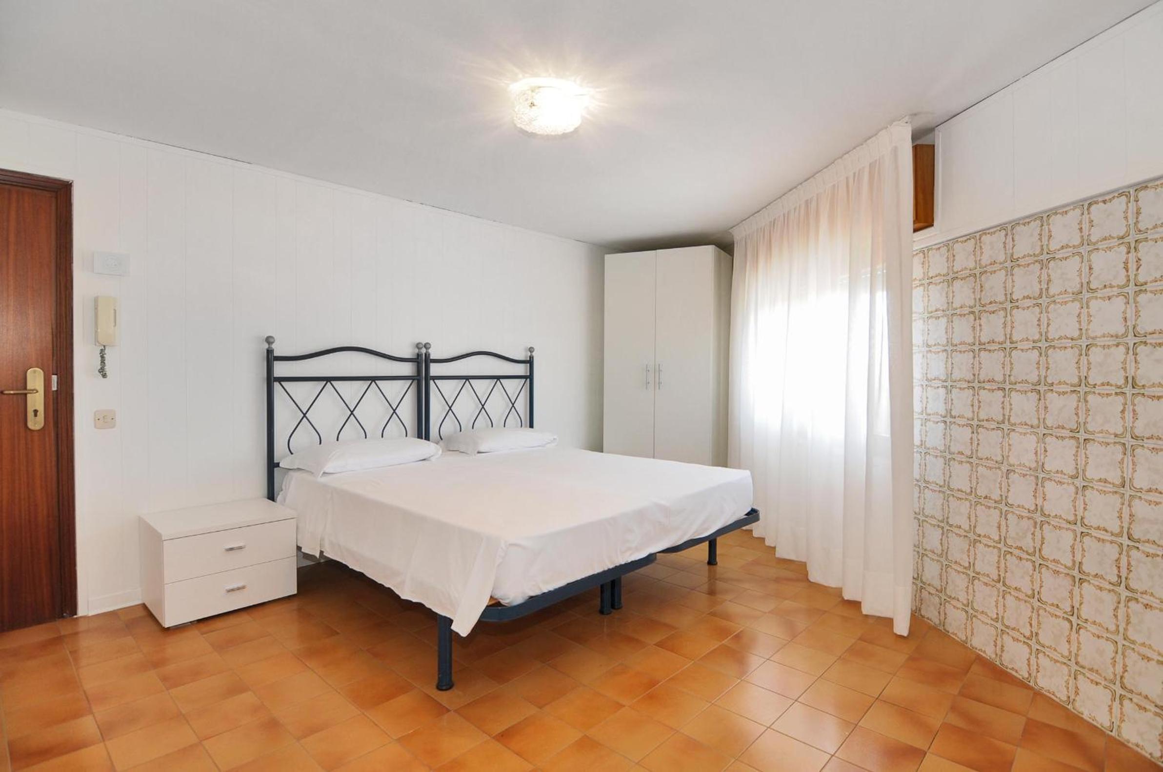 Small Double Room - Photo 3