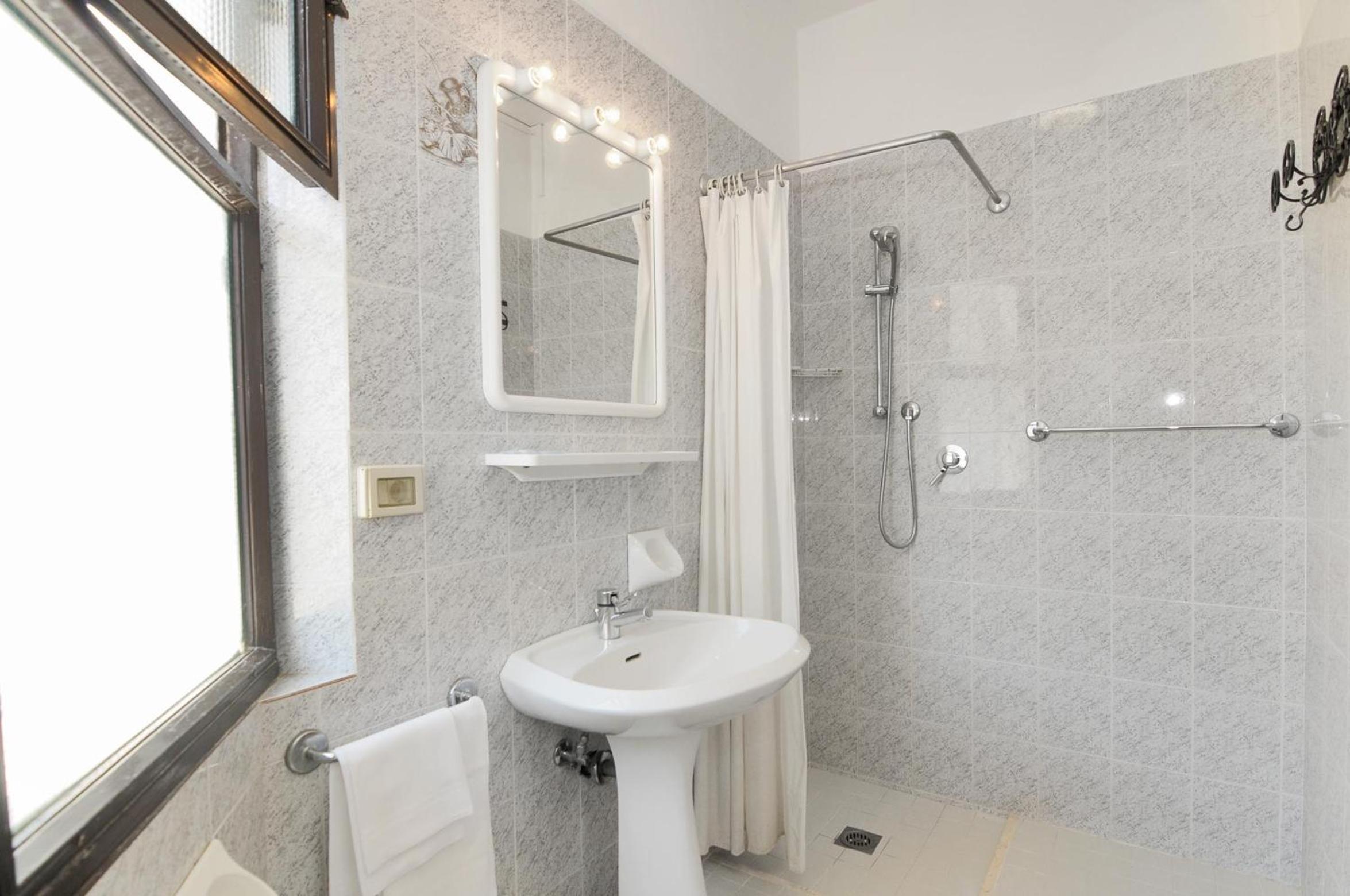 Small Double Room - Photo 2