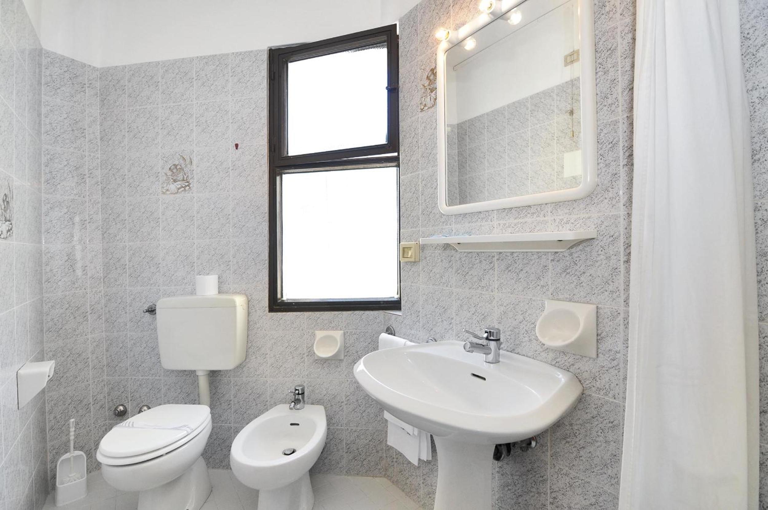 Small Double Room - Photo 7