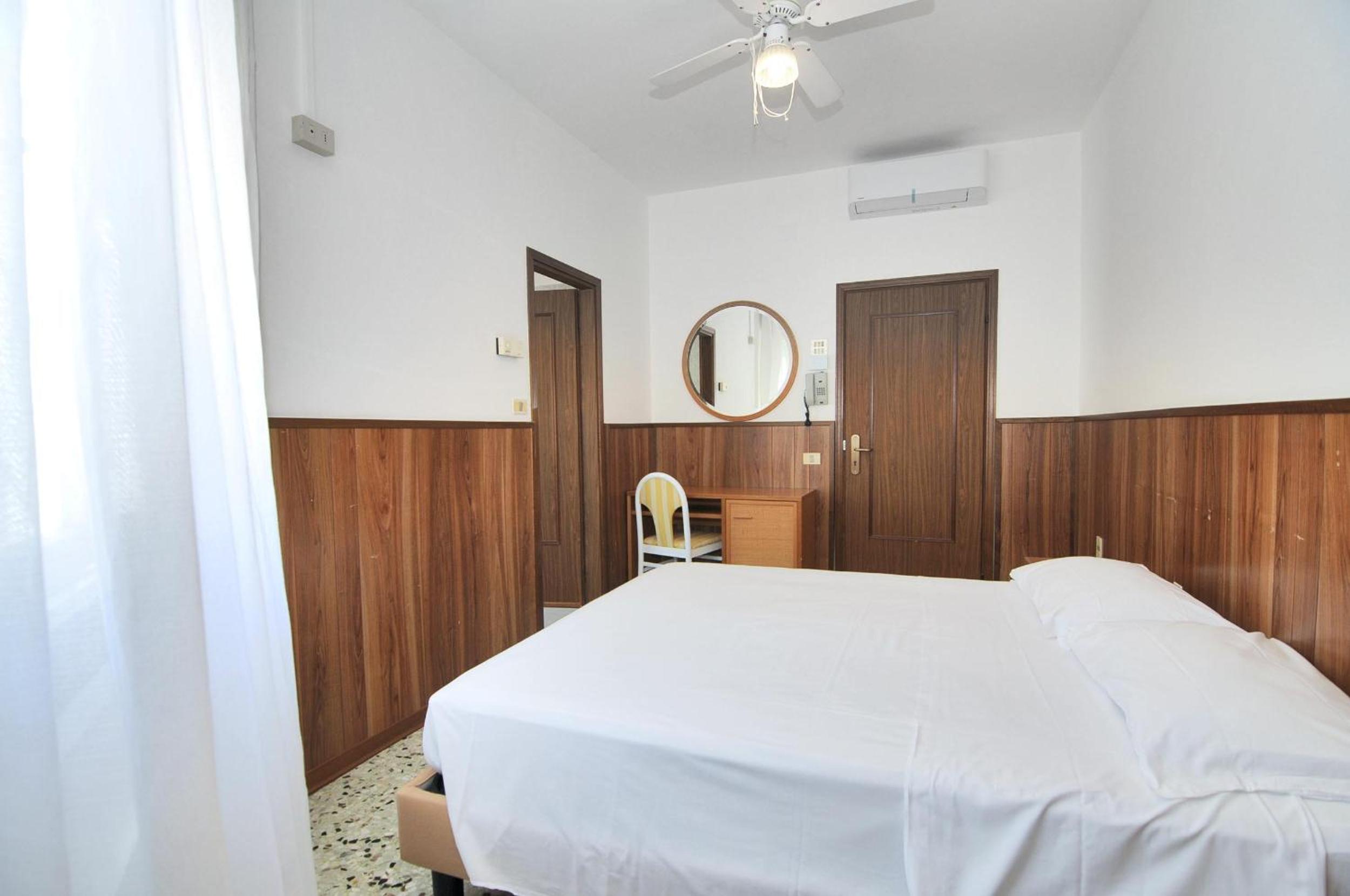 Small Double Room - Photo 6