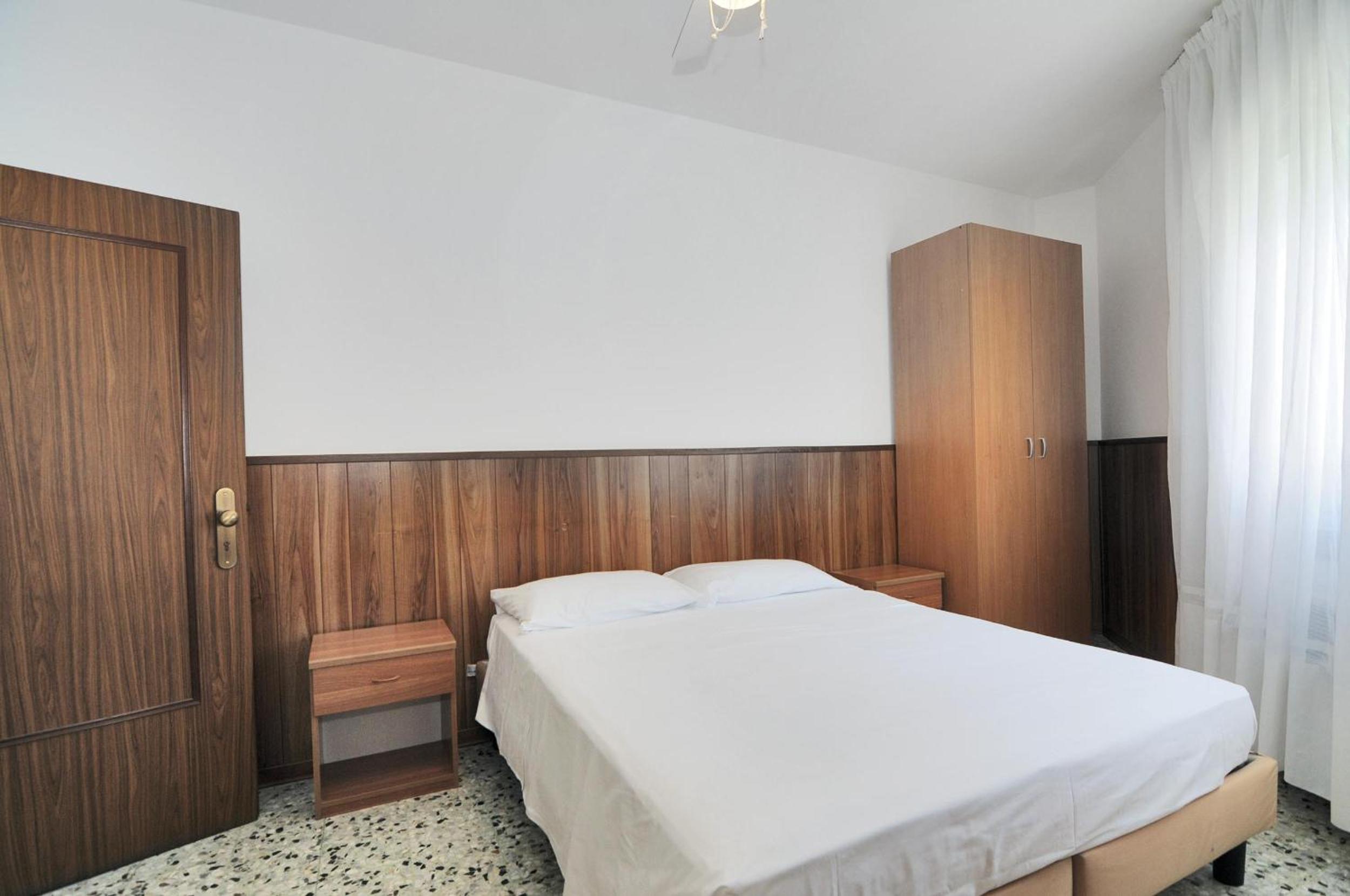 Small Double Room - Photo 10