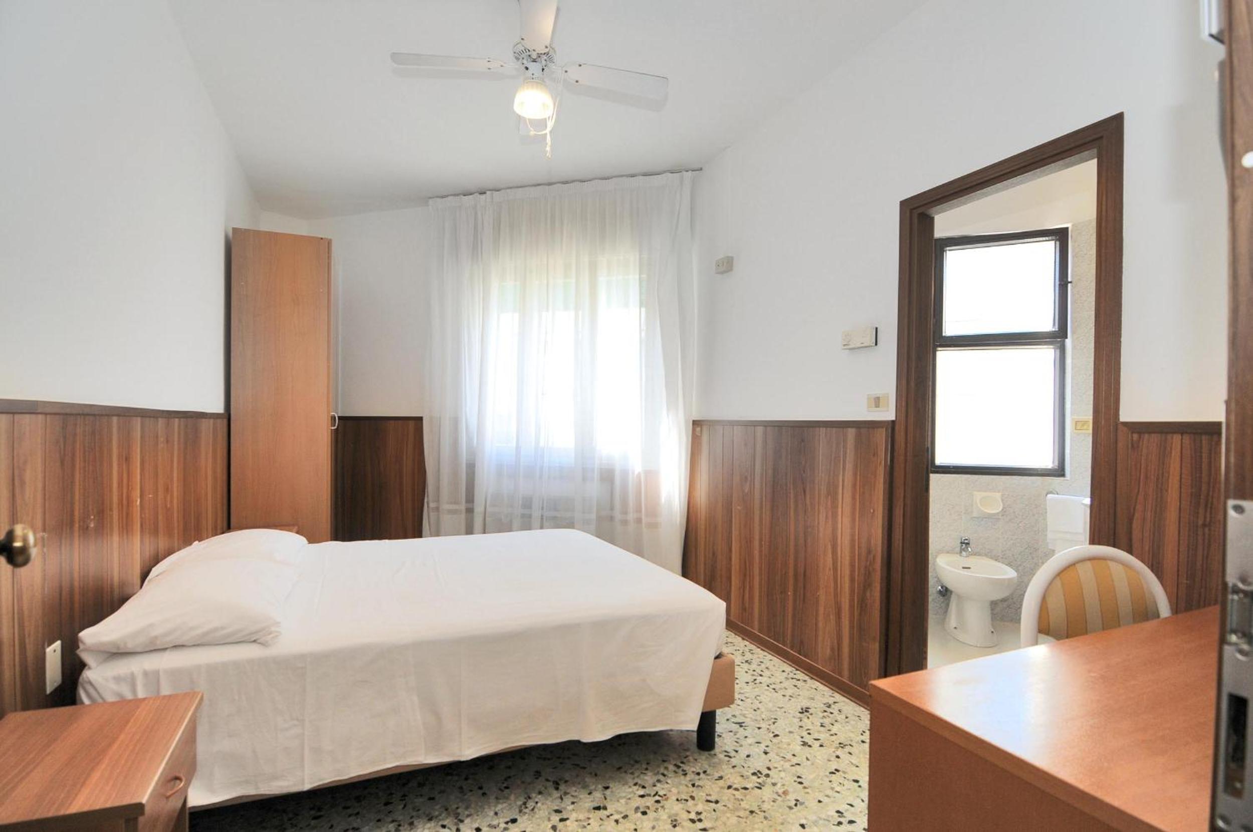 Small Double Room - Photo 11