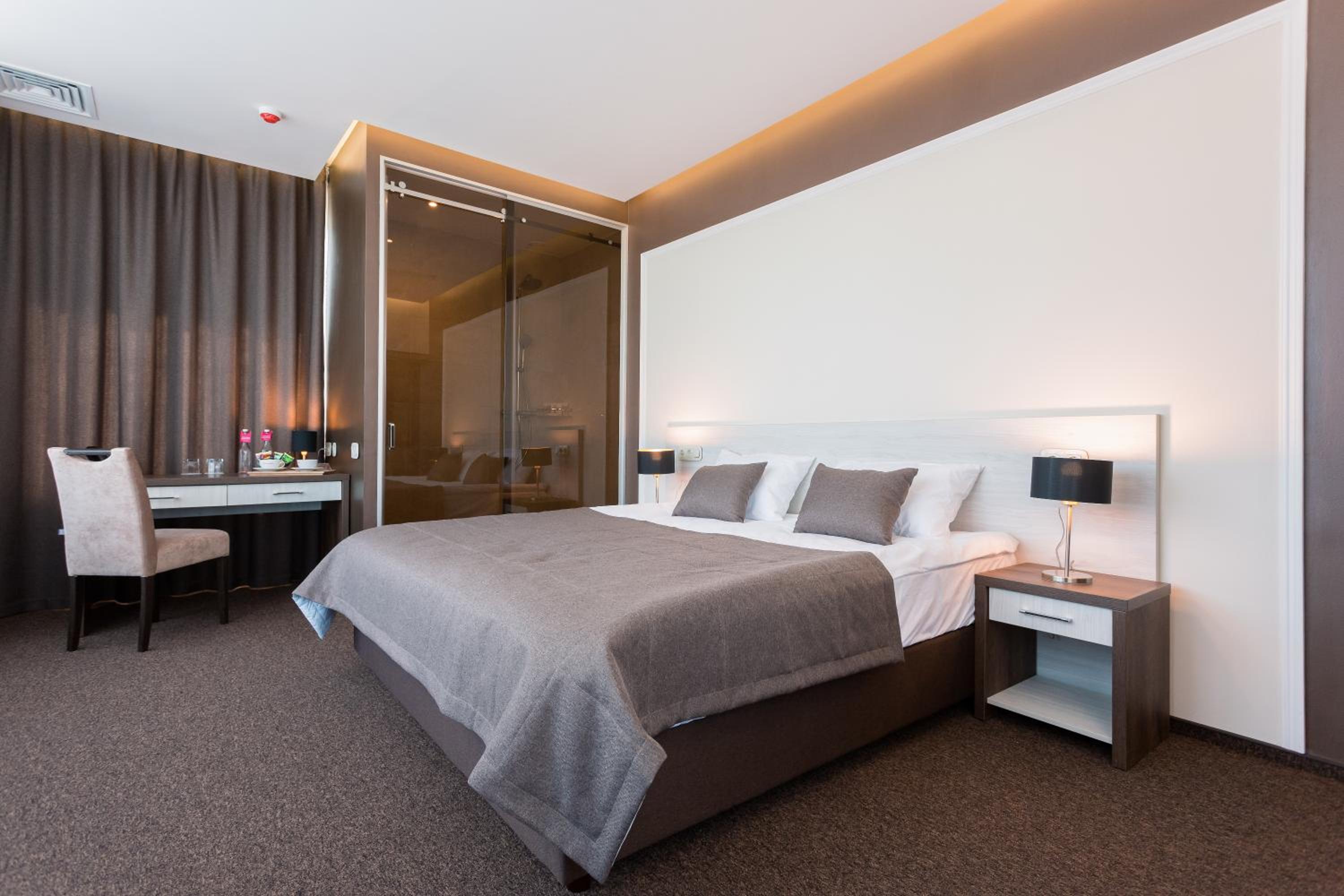 King Suite with Pool View and Access to the Spa
