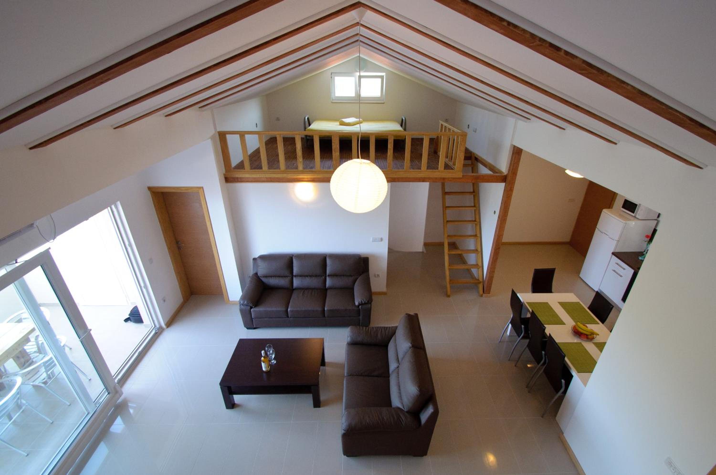 Comfort Four-Bedroom Apartment With Balcony
