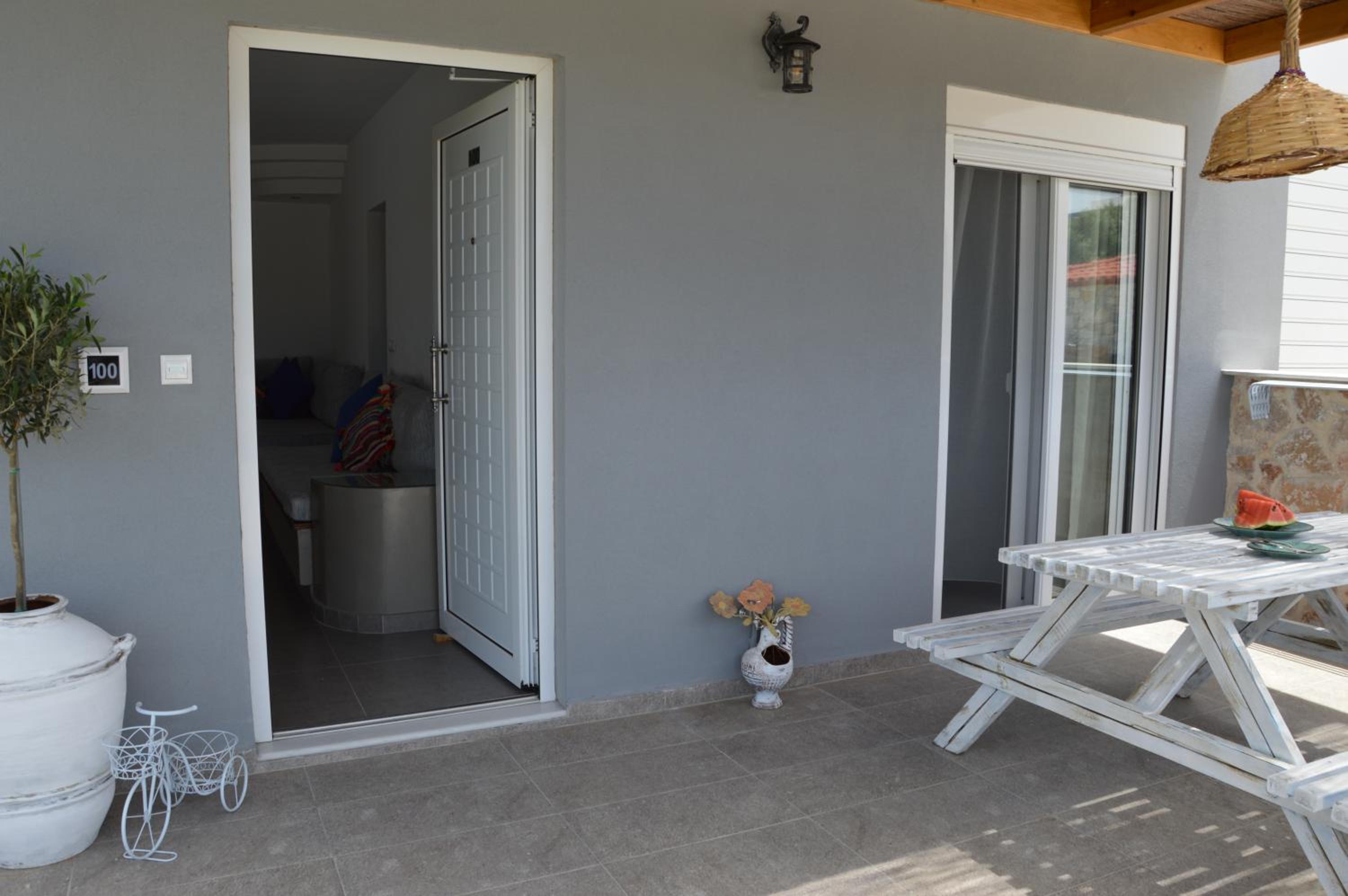 One-Bedroom Apartment with Private Plunge Pool photo 2