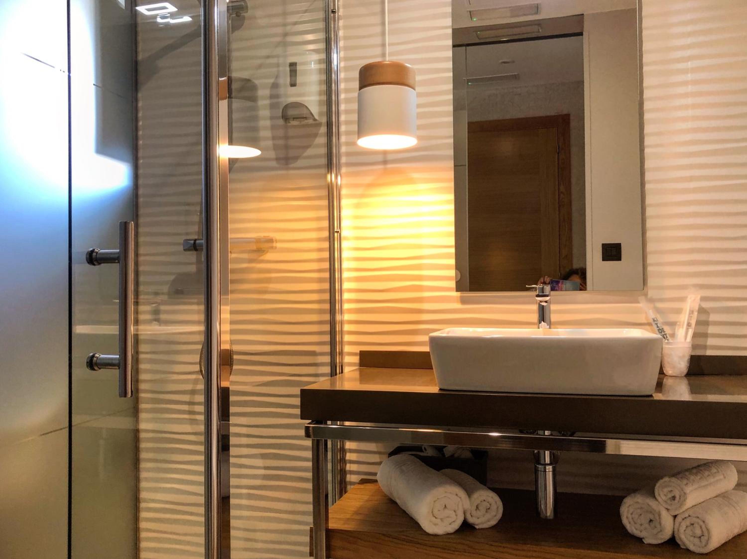 Twin Room with Private Bathroom - Photo 3