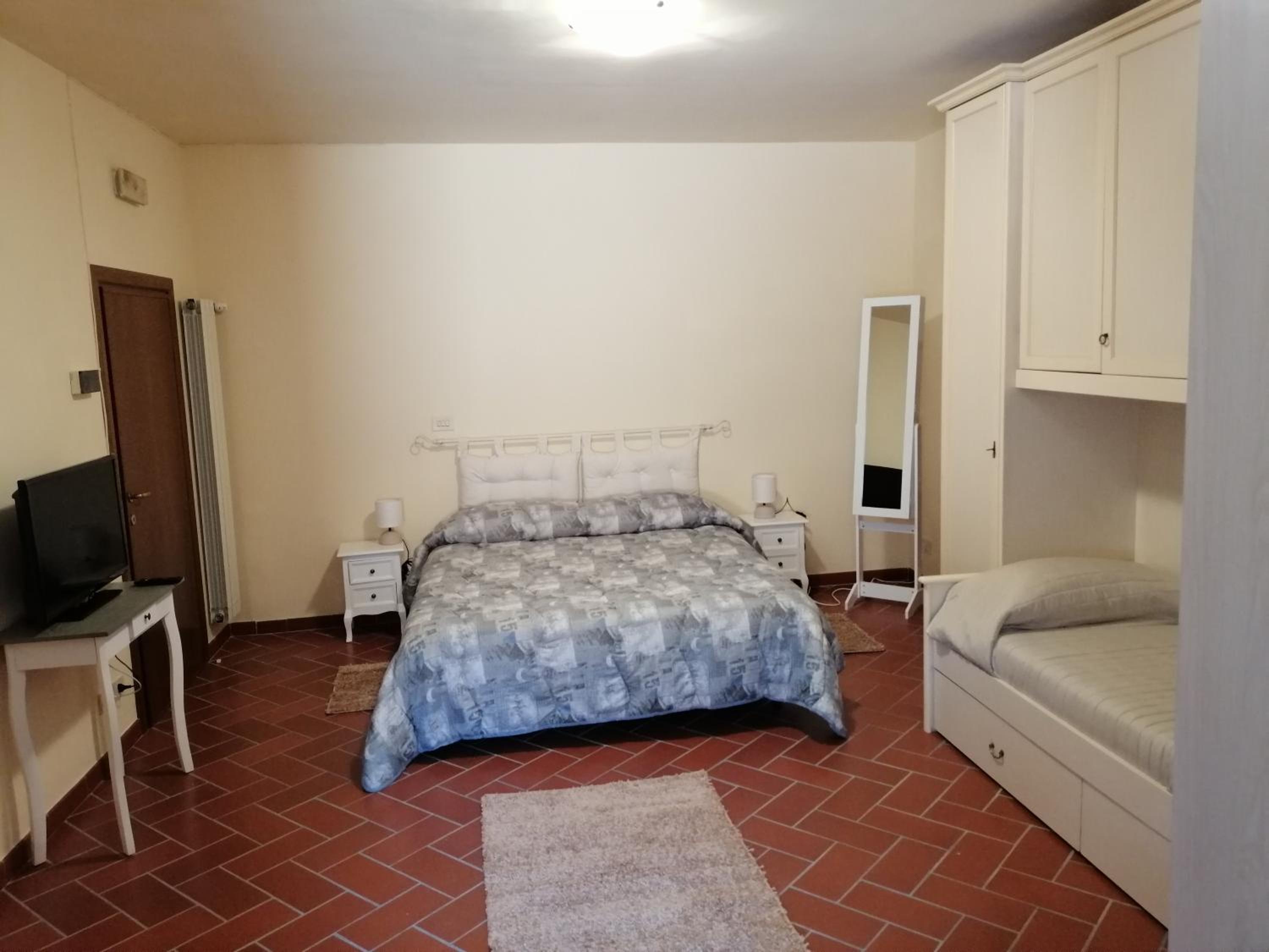 One-Bedroom Apartment photo 1