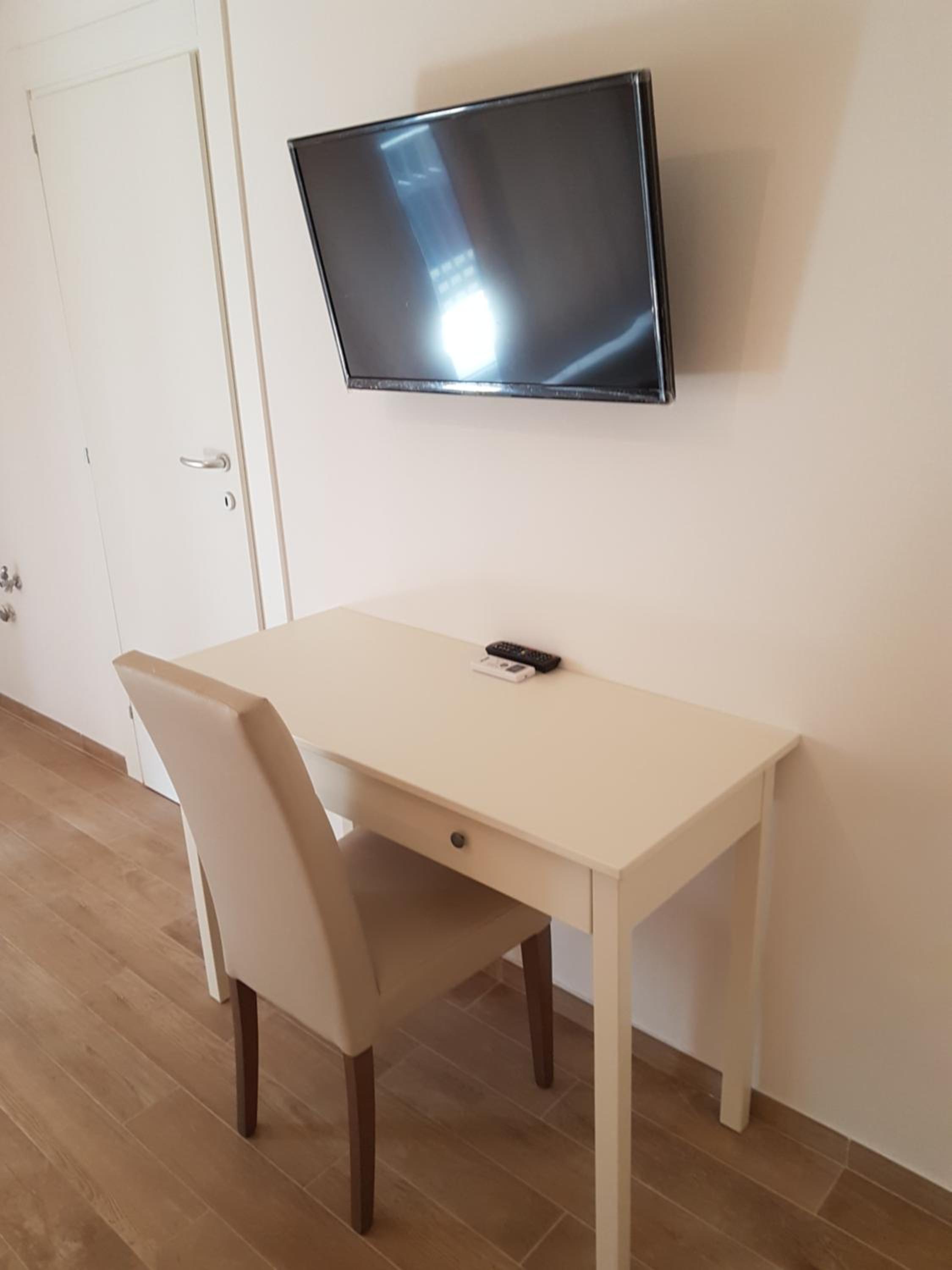 Deluxe Room (2 Adults + 1 Child) - Photo 17