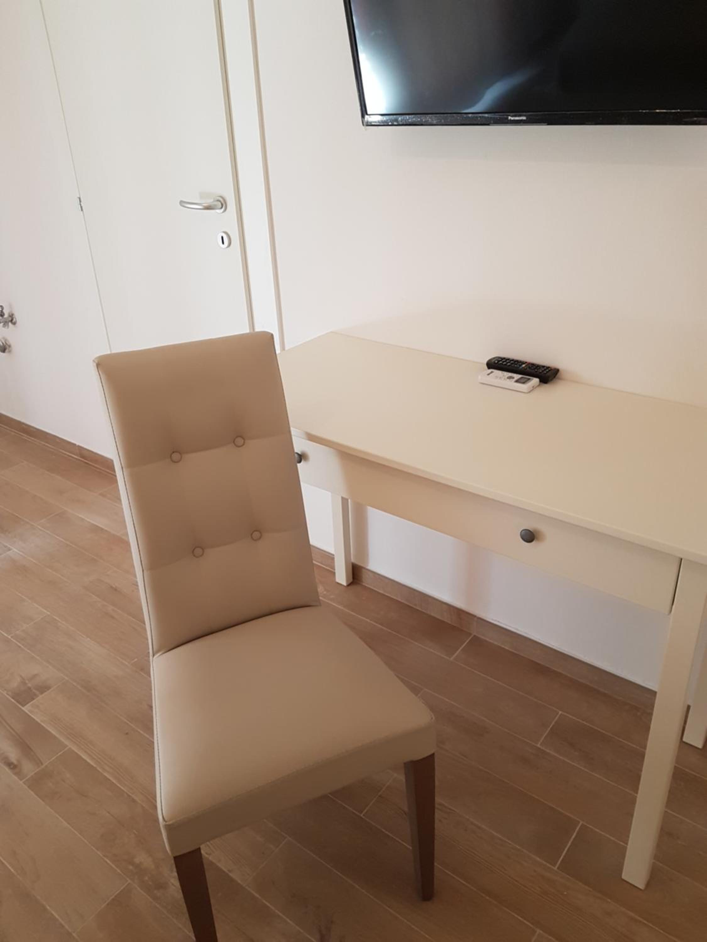 Deluxe Room (2 Adults + 1 Child) - Photo 11